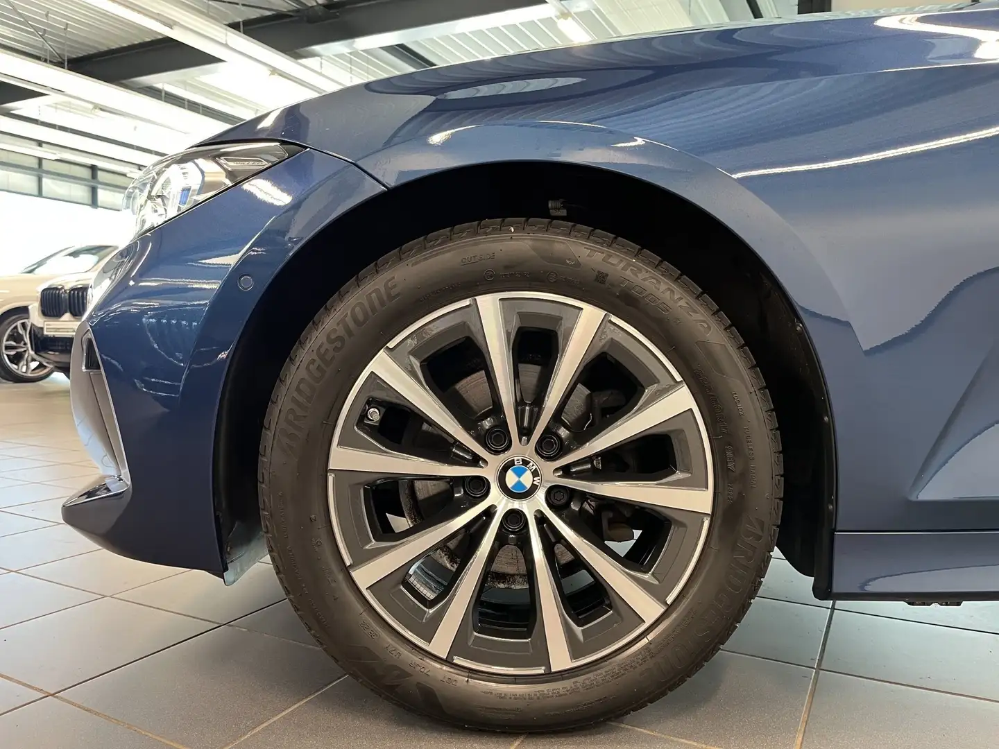 BMW 318 d Touring 17"LMR+LKH+AT+AKUSTIKVERG.+PANO+SZH+ADAP Blau - 2