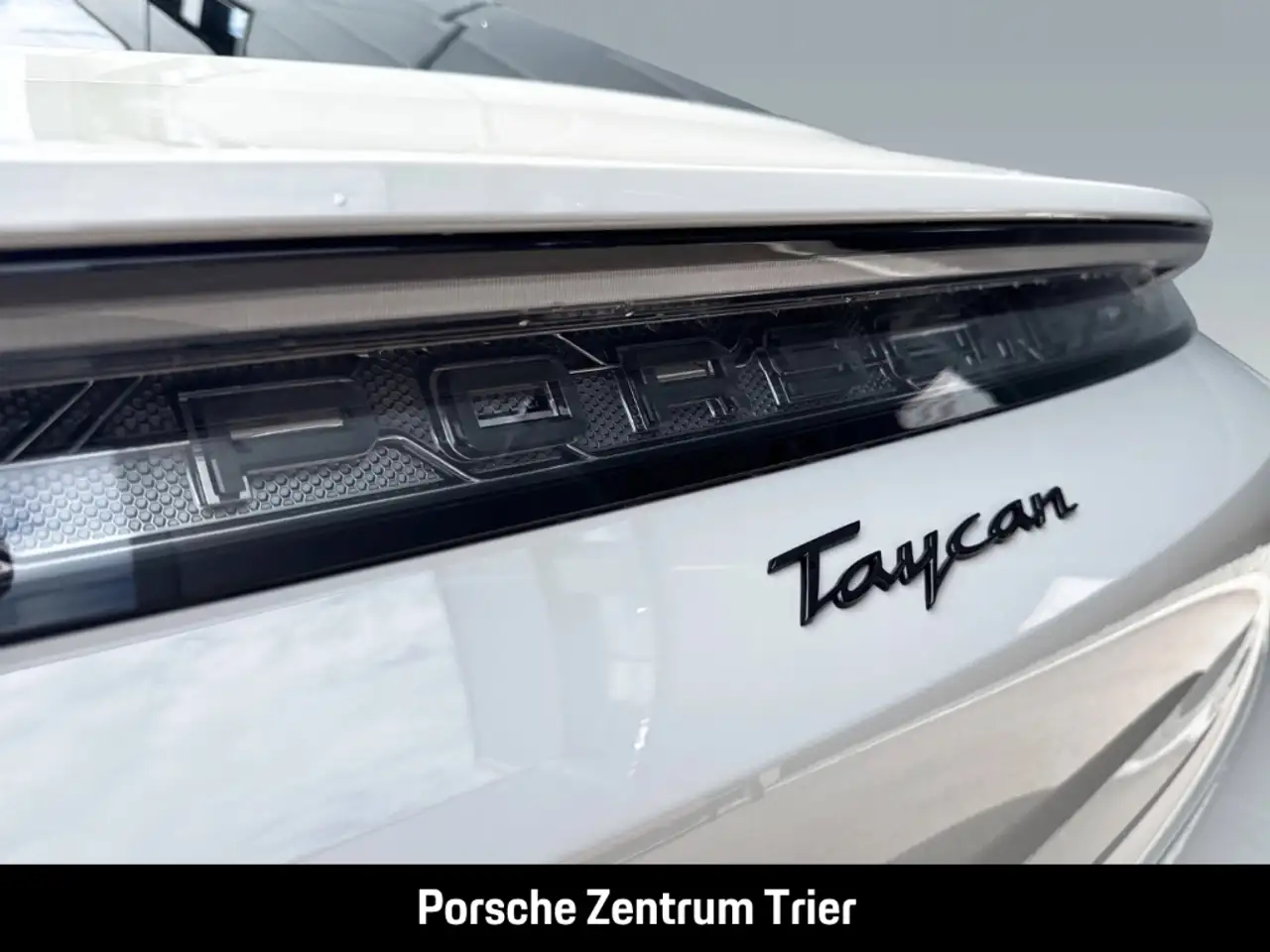Porsche Taycan Black Edition InnoDrive Head-Up Panorama 13