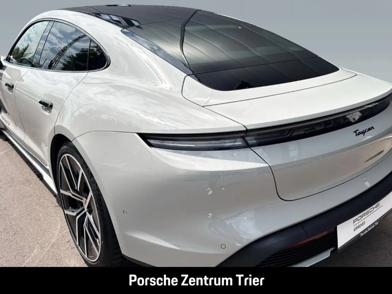 Porsche Taycan Black Edition InnoDrive Head-Up Panorama 10