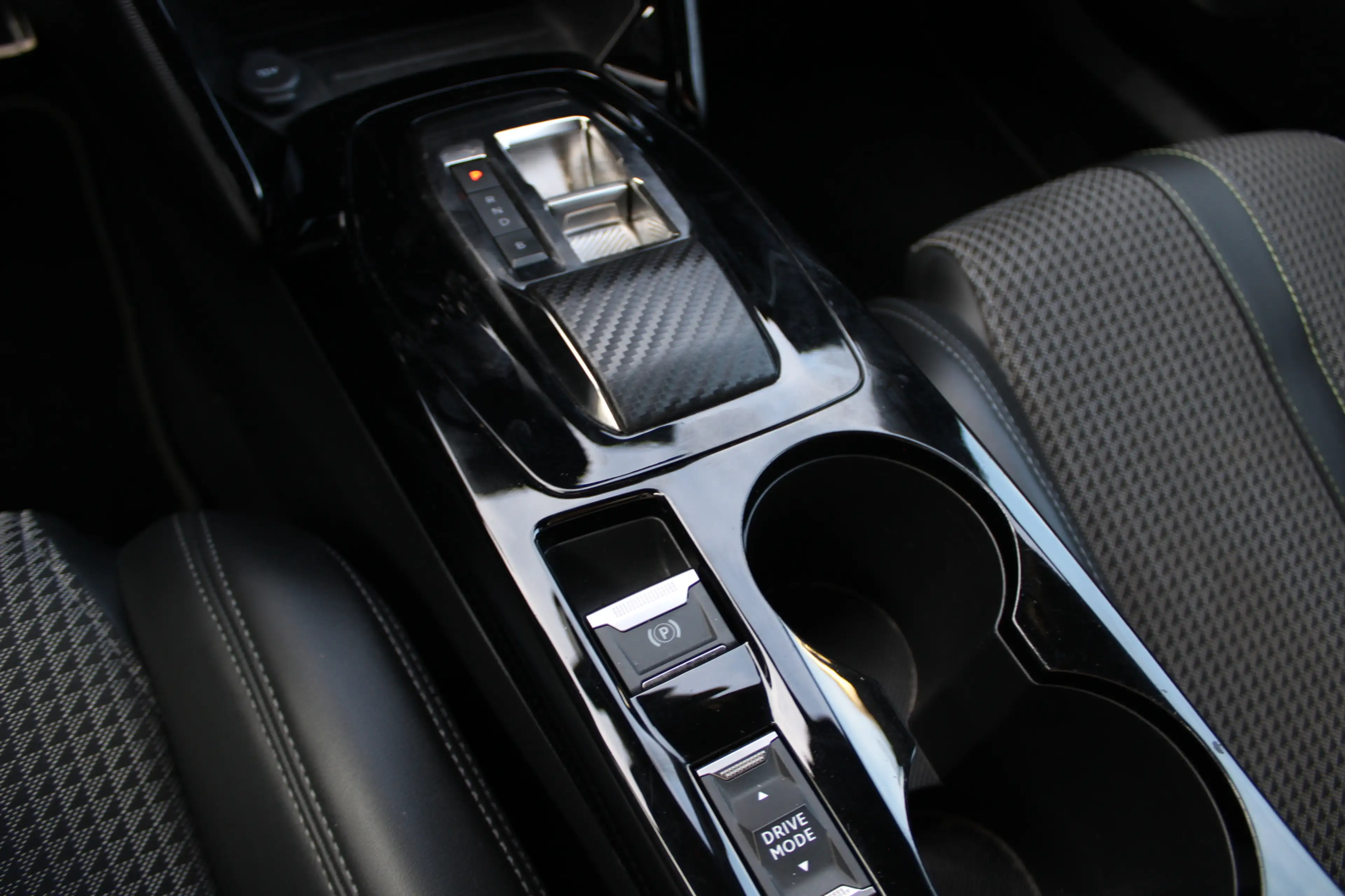 Peugeot e-2008 EV GT 50 kWh | Camera | Navigatie | BLIS | Carplay — photo 28