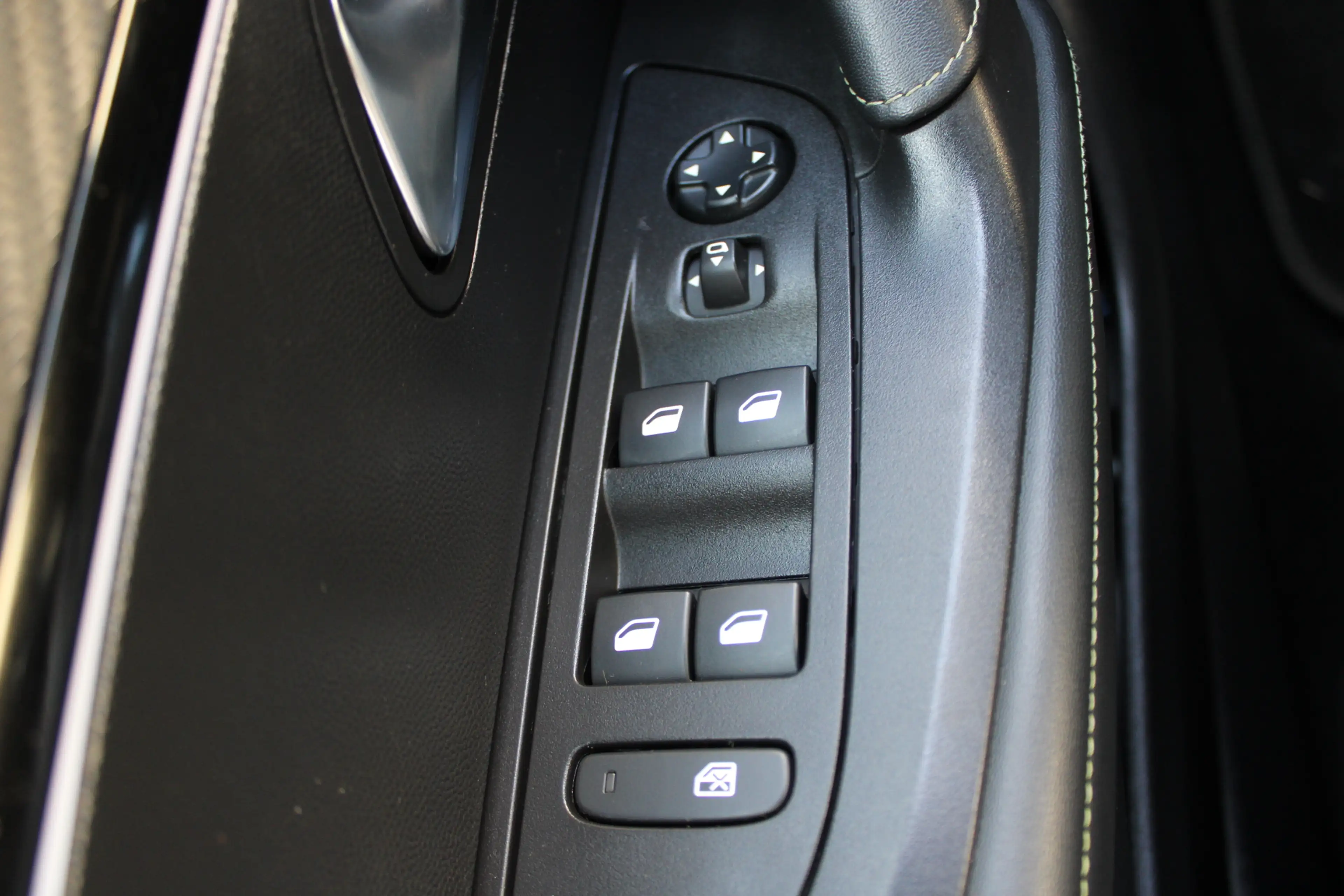 Peugeot e-2008 EV GT 50 kWh | Camera | Navigatie | BLIS | Carplay — photo 29