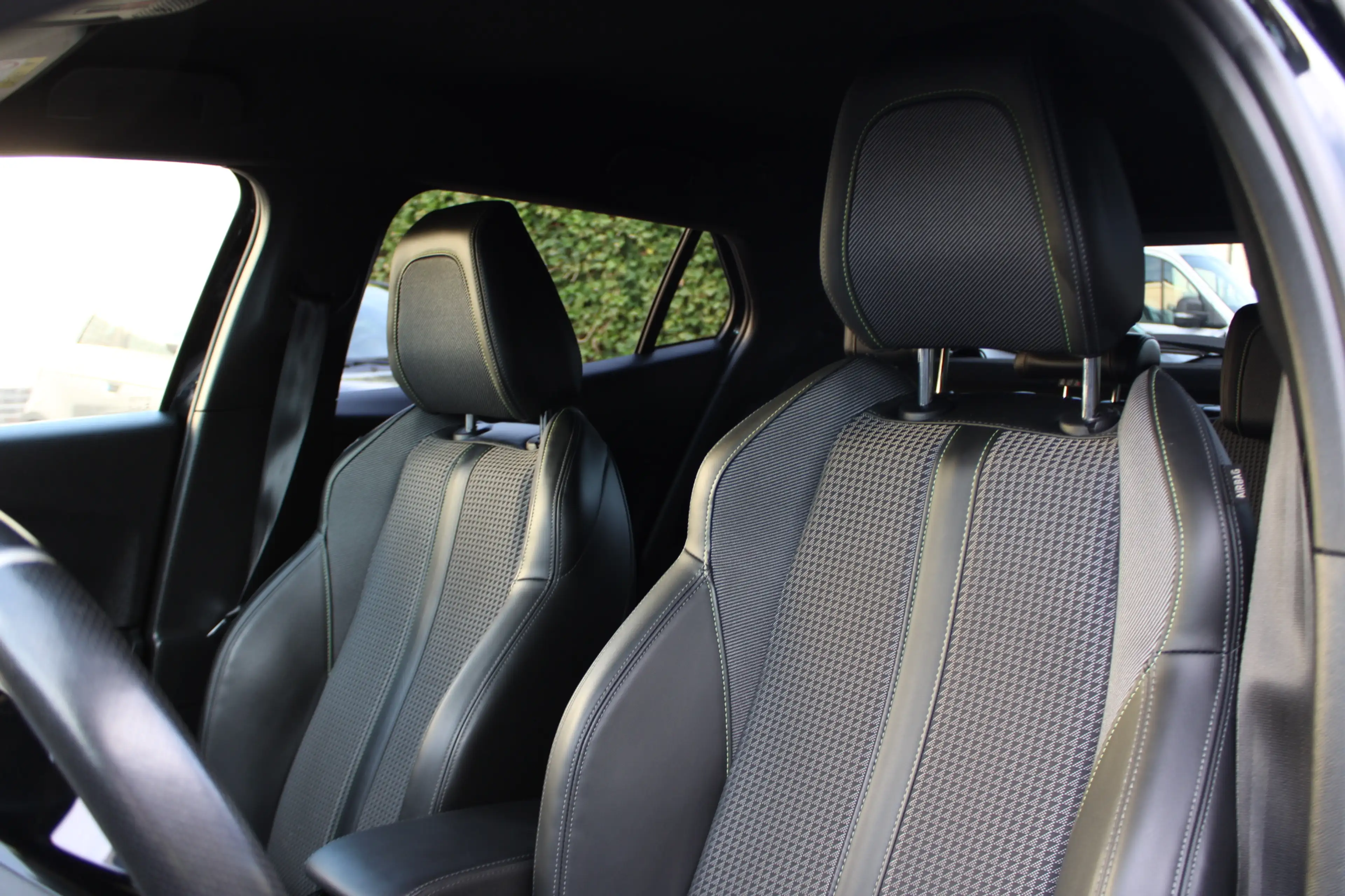 Peugeot e-2008 EV GT 50 kWh | Camera | Navigatie | BLIS | Carplay — photo 34