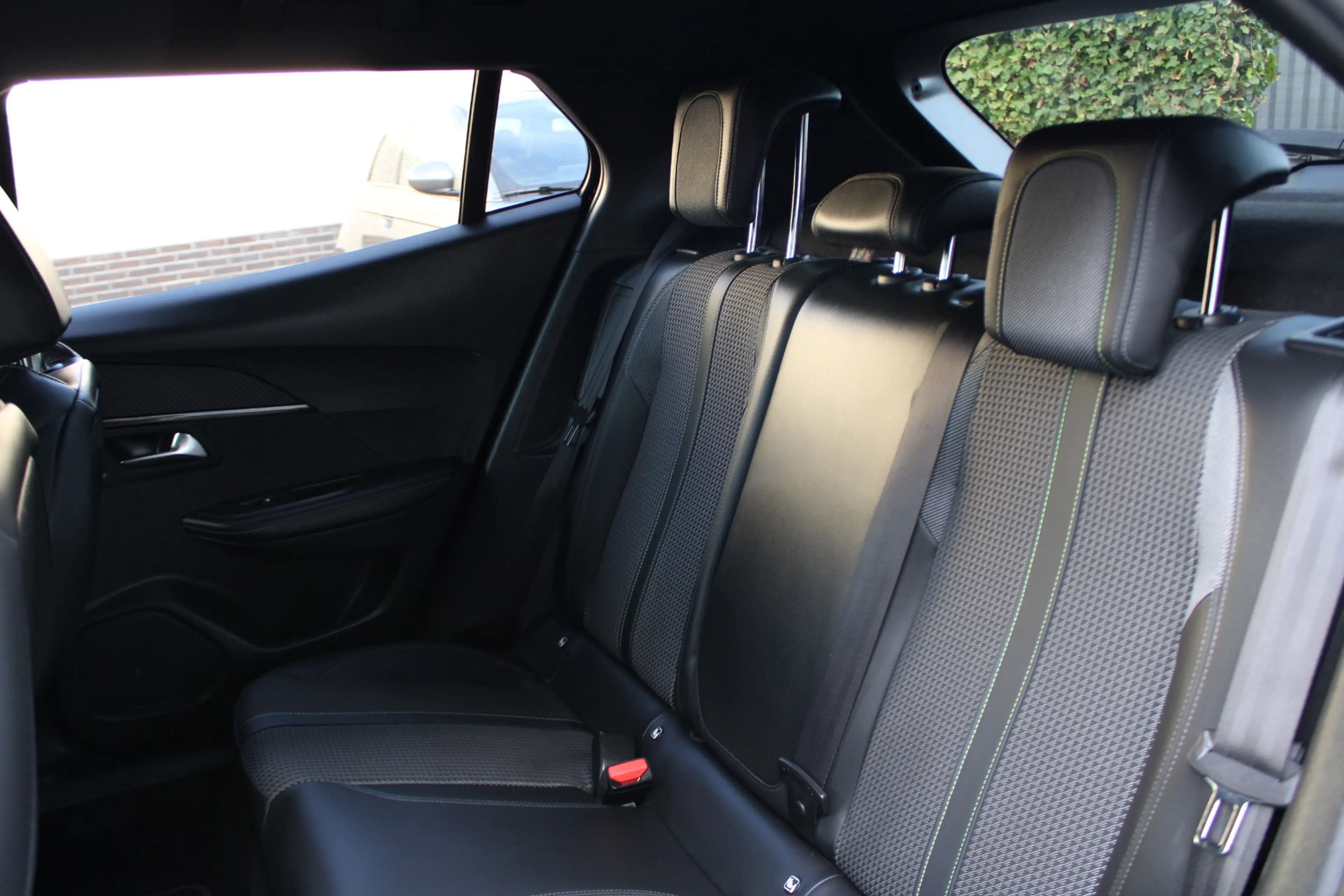 Peugeot e-2008 EV GT 50 kWh | Camera | Navigatie | BLIS | Carplay — photo 36