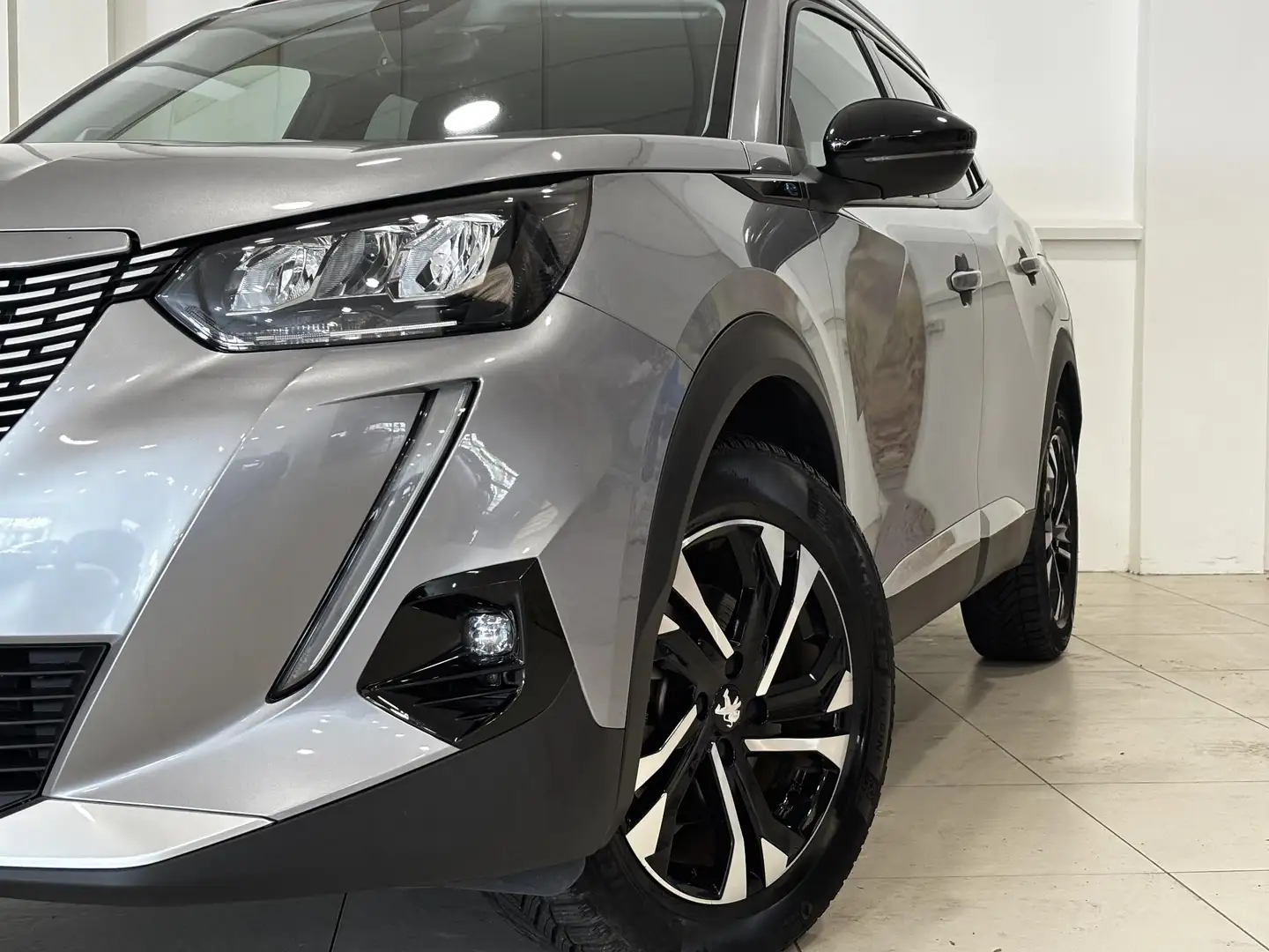 Peugeot e-2008 EV Allure Pack 50 kWh | Navigatie | Hoge instap | Grijs - 2