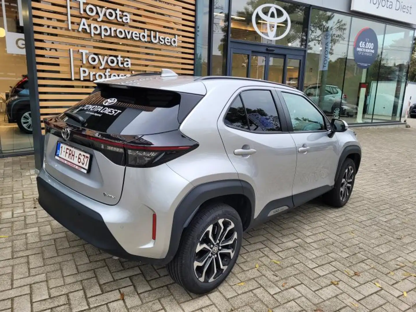 Toyota Yaris Cross Dynamic Plus + Executive Pack Plateado - 2