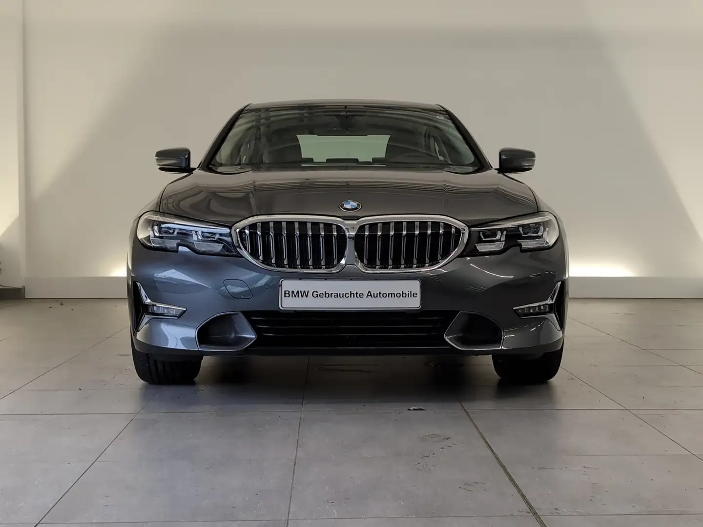 BMW 320 i Lim Luxury Line Navi/LED/Ambiente/Lordose DAB/SH Grau - 2