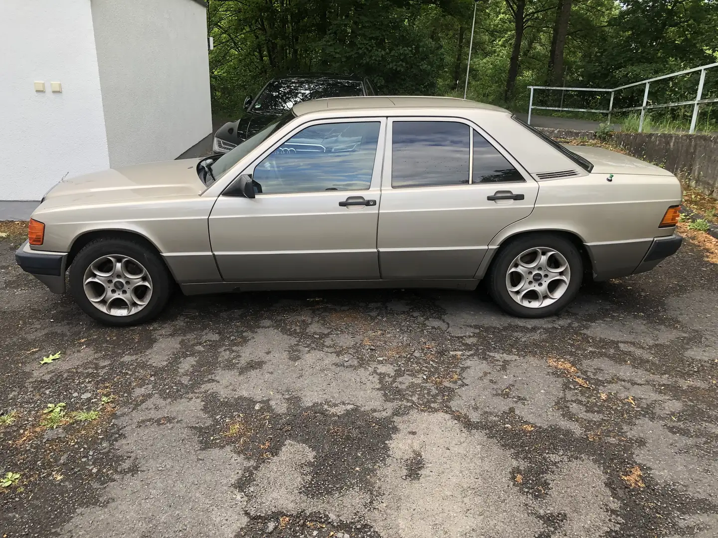 Mercedes-Benz 190 E - 2