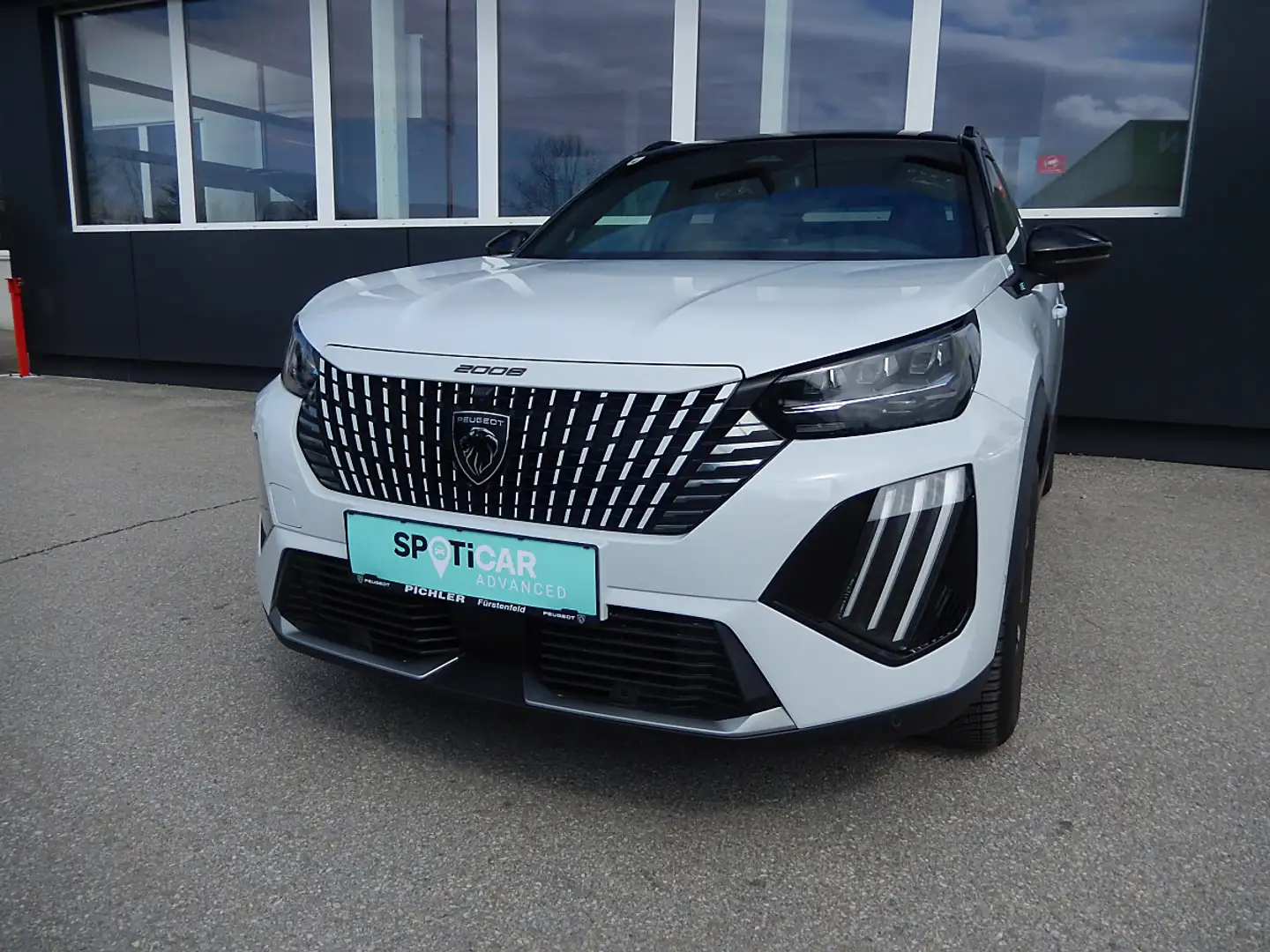 Peugeot e-2008 54kWh GT Weiß - 1
