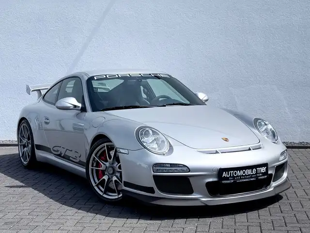 Porsche 911 view 3