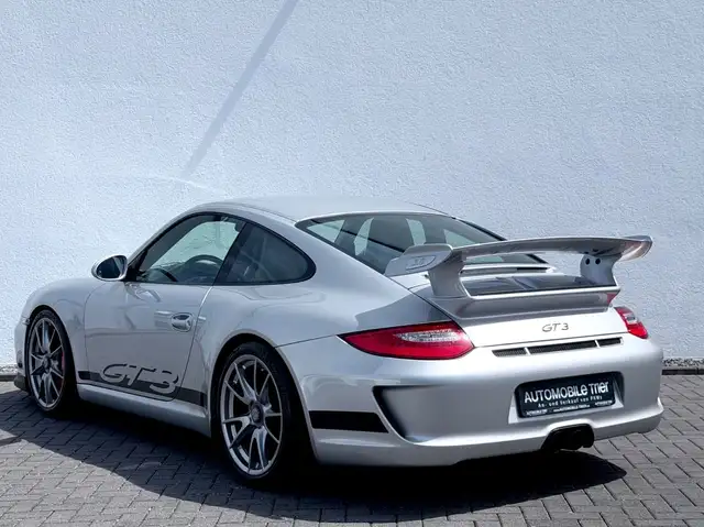 Porsche 911 view 7