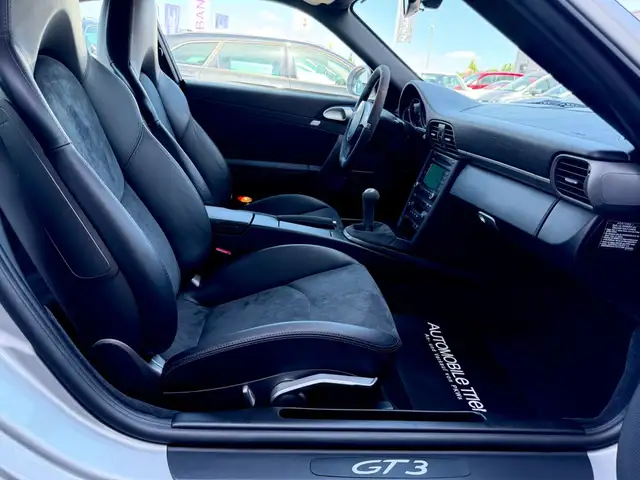 Porsche 911 view 12