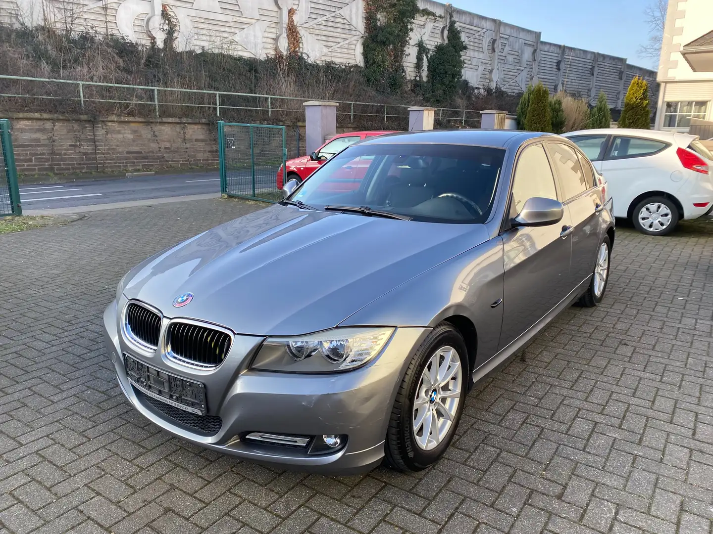 BMW 318 318i Klimaautomatik, Sitzheizung, Navi, PSC. Alu Šedá - 1
