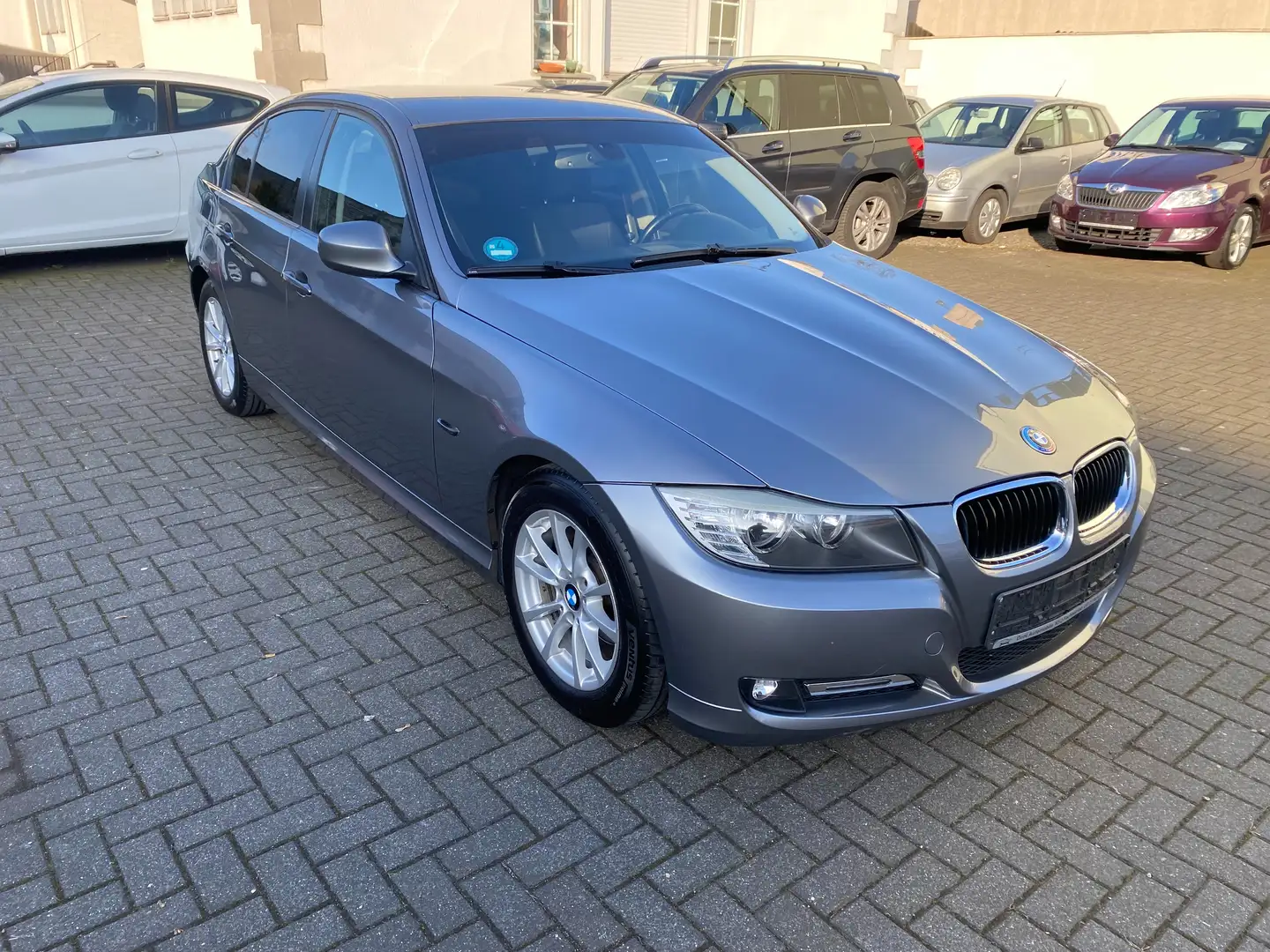 BMW 318 318i Klimaautomatik, Sitzheizung, Navi, PSC. Alu Šedá - 2