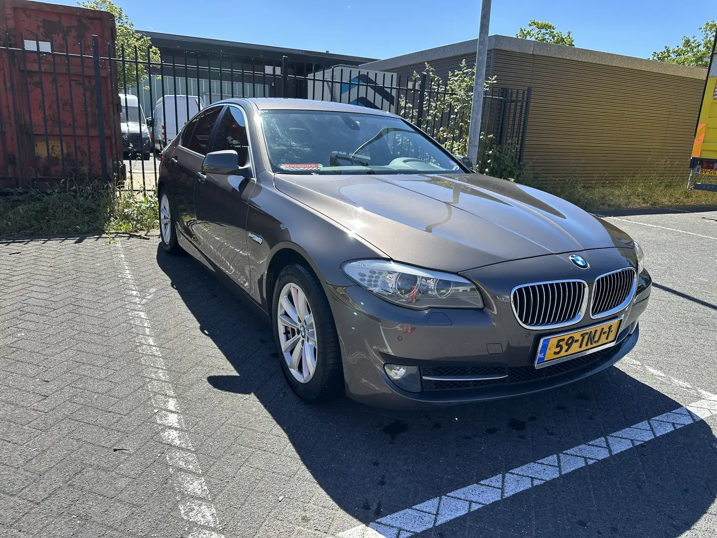 BMW 520 520i High Executive Bruin - 1