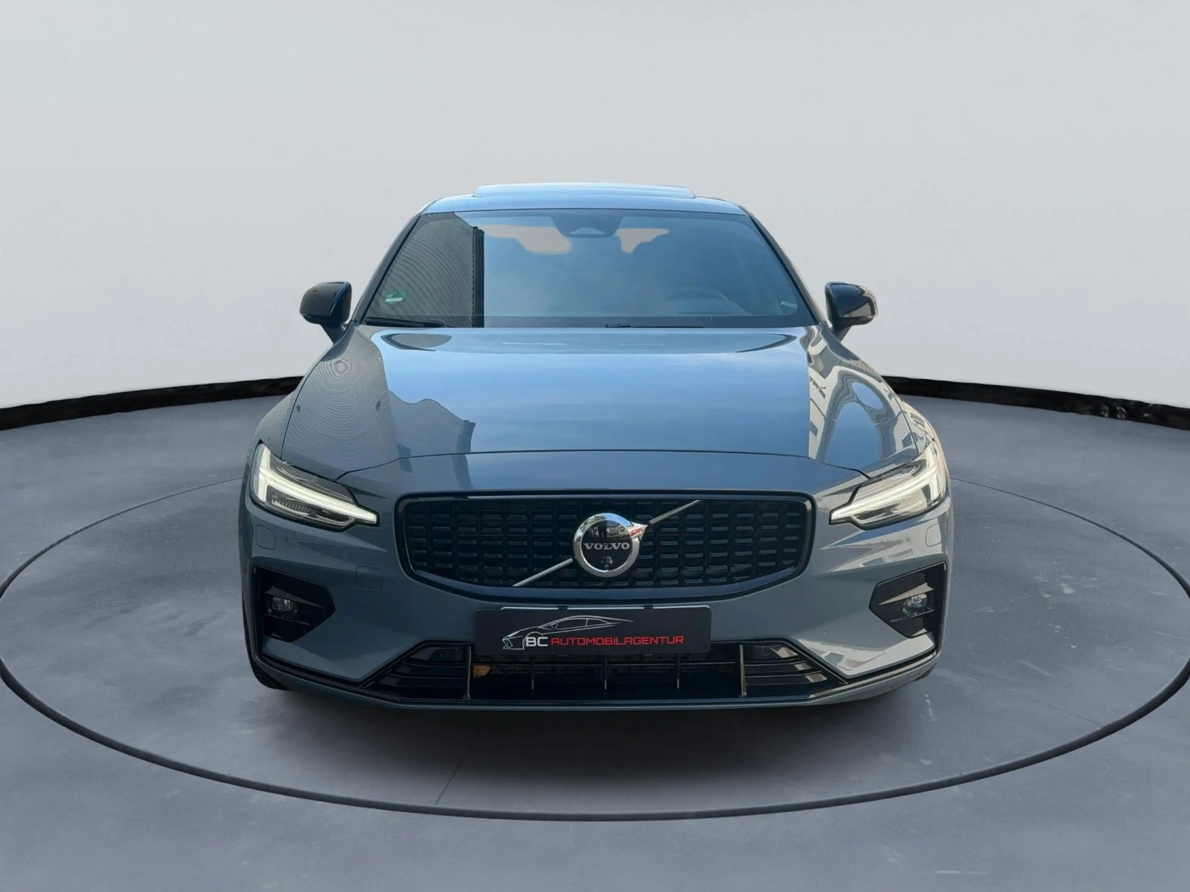 Volvo S60 Lim. Ultimate Dark AWD H&K 360° HUD ACC PANO — photo 2