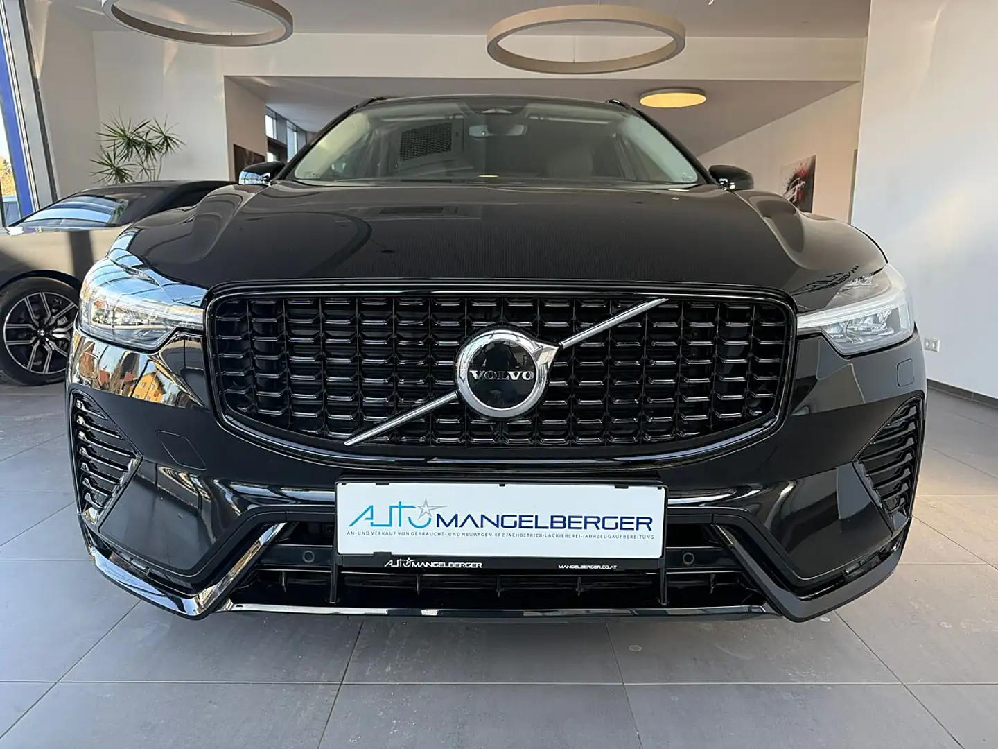 Volvo XC60 B4 Plus Dark AWD Geartronic Schwarz - 2