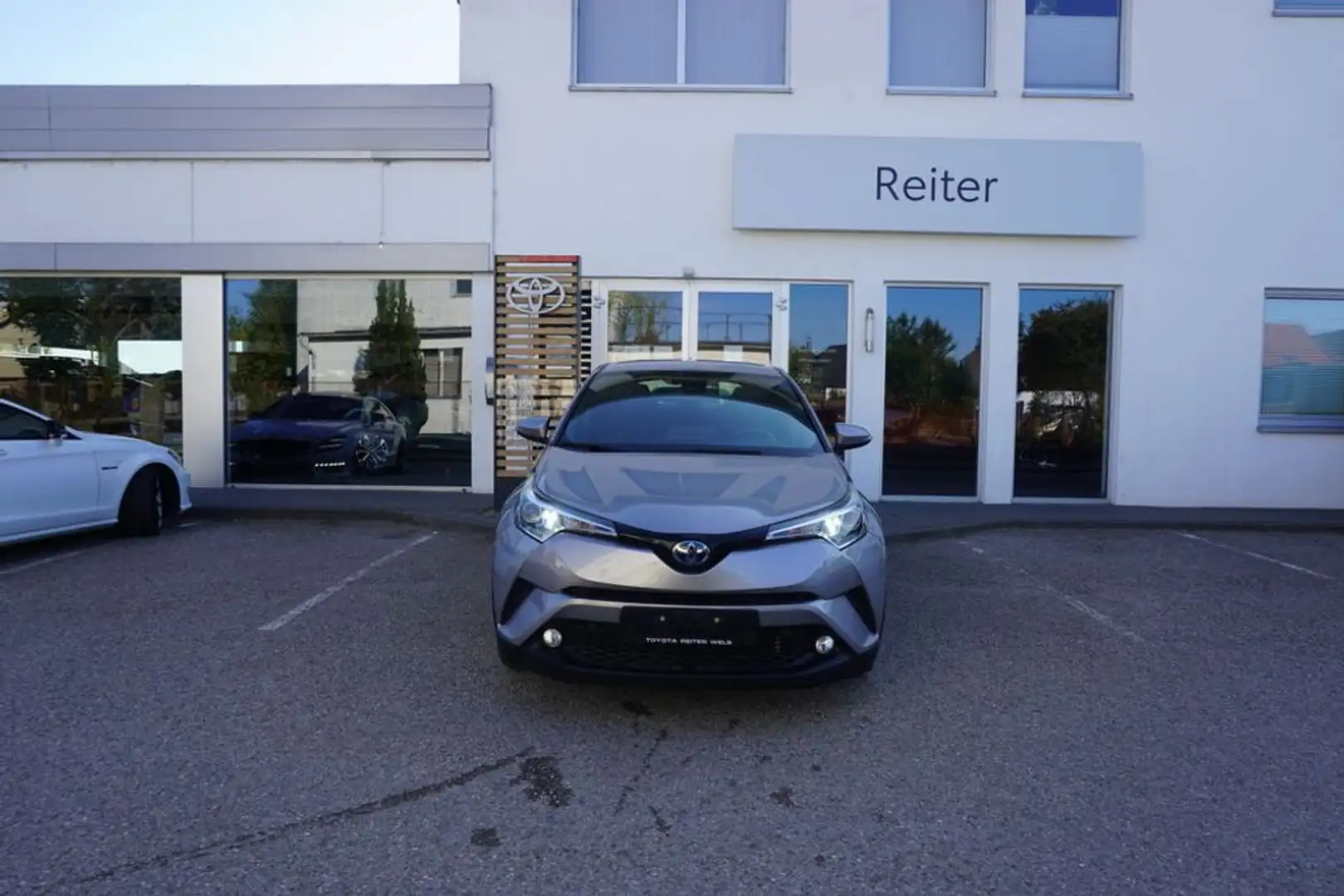 Toyota C-HR 1,8 Hybrid *AHK*NAVI* Grau - 1