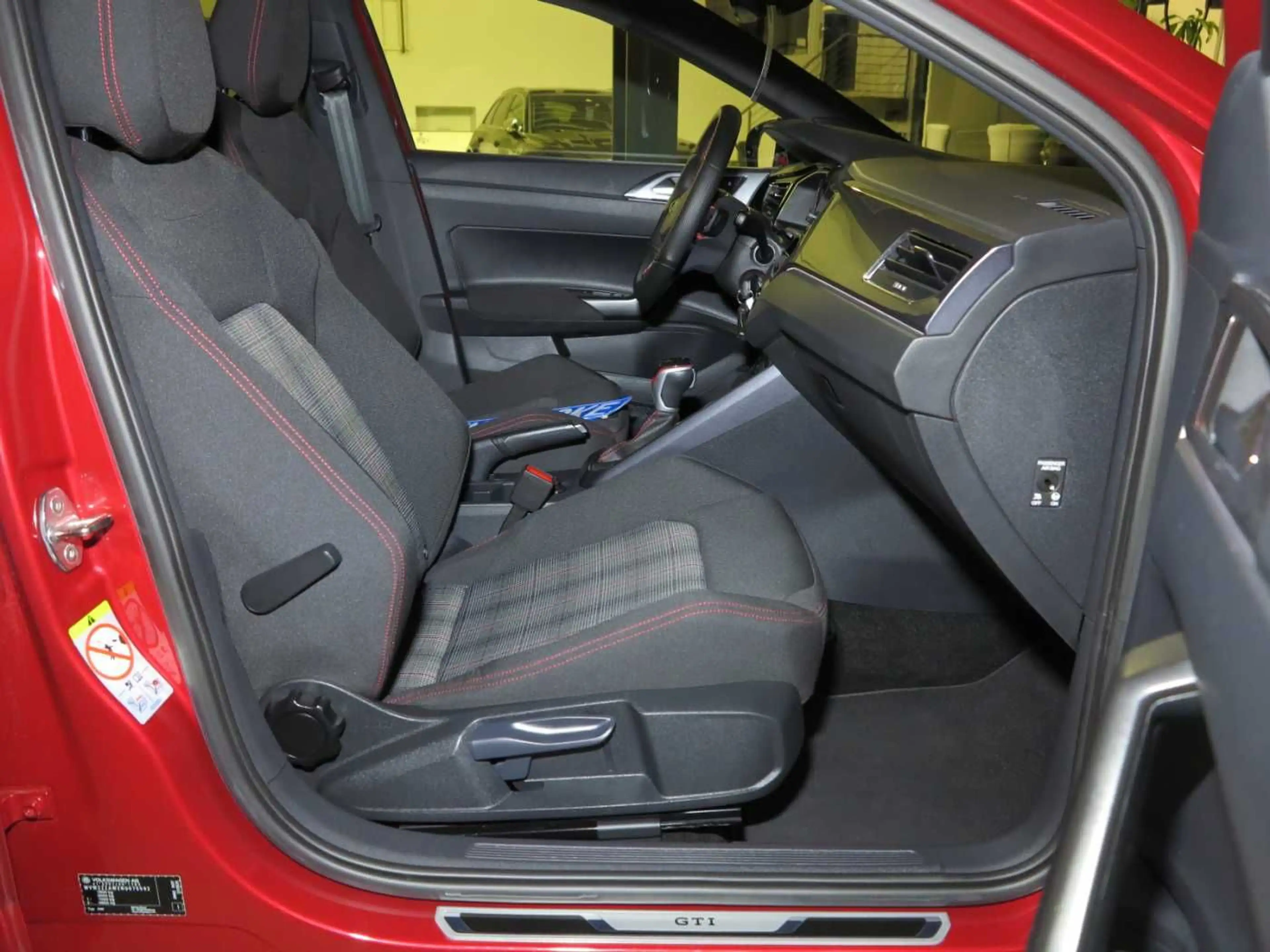 Volkswagen Polo GTI 2.0 TSI DSG7 eSAD Navi RFK ACC DAB LM18 — photo 11