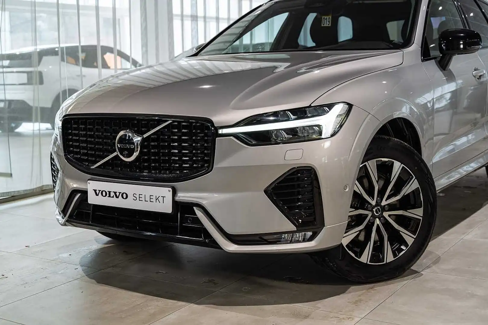 Volvo XC60 II Plus, B4 AWD mildhybrid, Diesel, Dark Zilver - 2