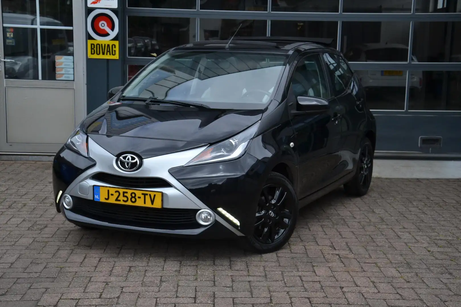 Toyota Aygo 1.0 VVT-i 69pk 5D x-wave Zwart - 1