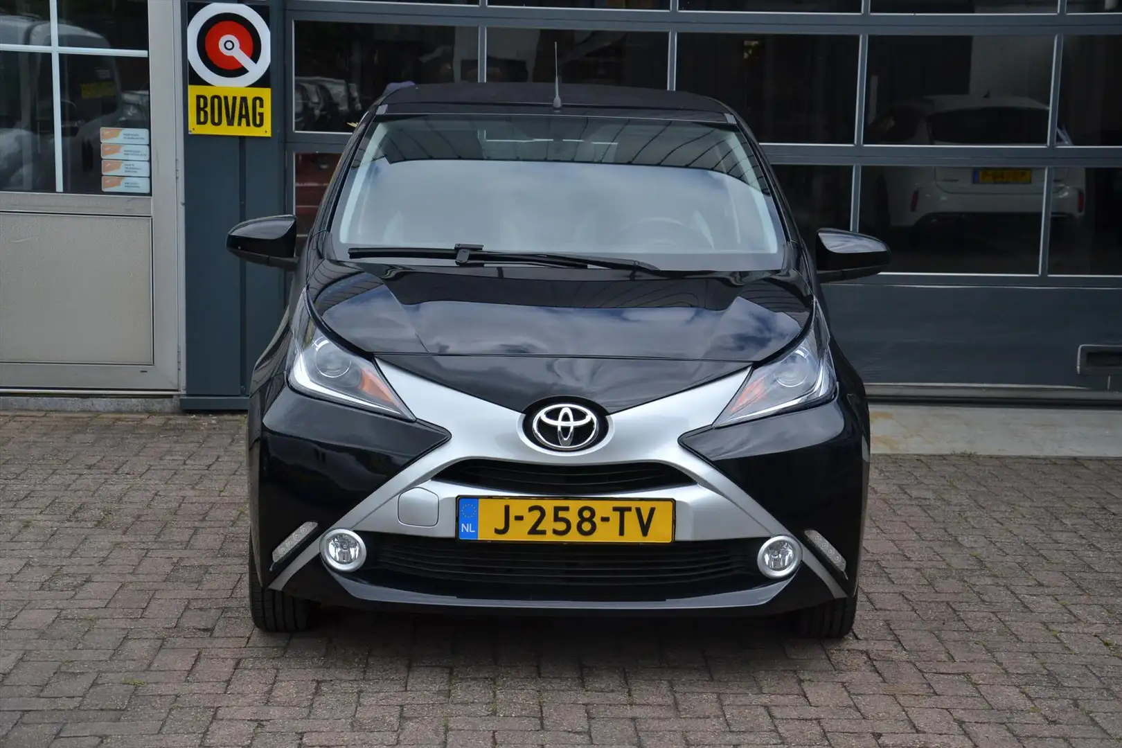 Toyota Aygo 1.0 VVT-i 69pk 5D x-wave Zwart - 2