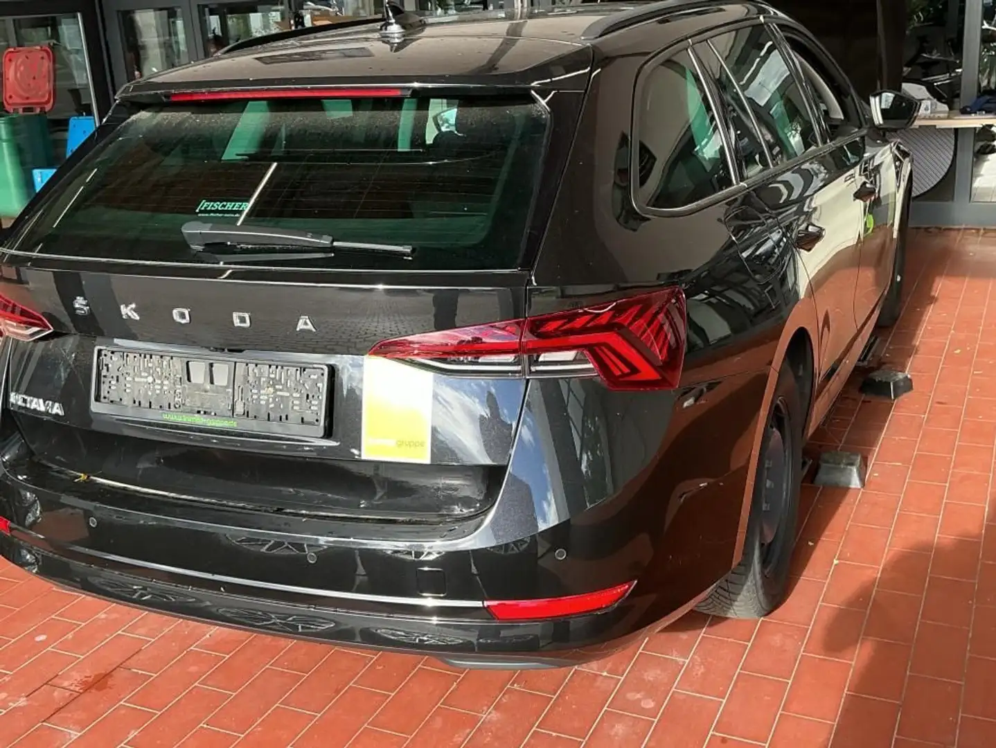 Skoda Octavia Combi 2.0 TDI Clever Noir - 2