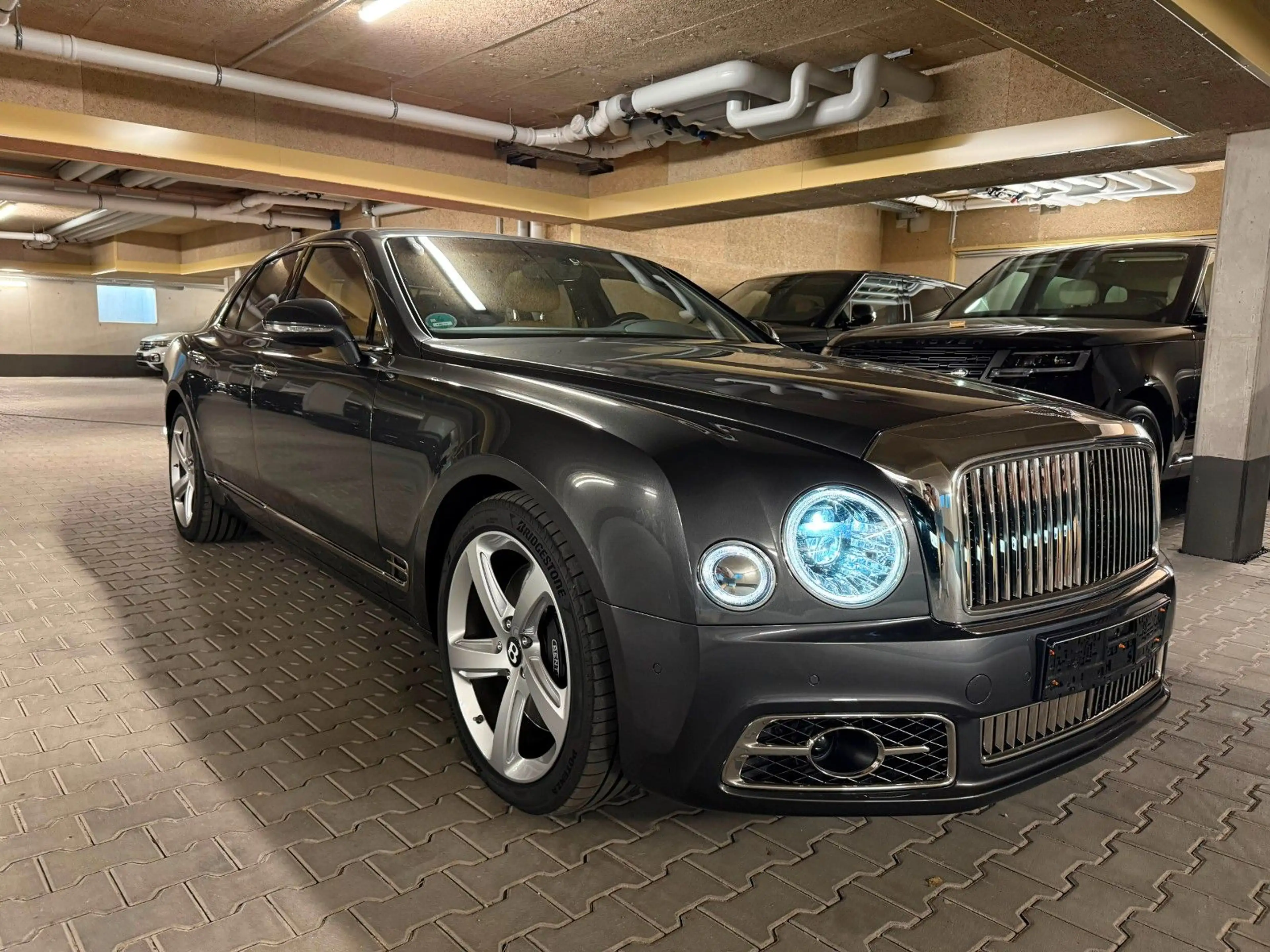 Bentley Mulsanne 6.8 Speed Pano Picnic Tables Umbrellas — photo 3
