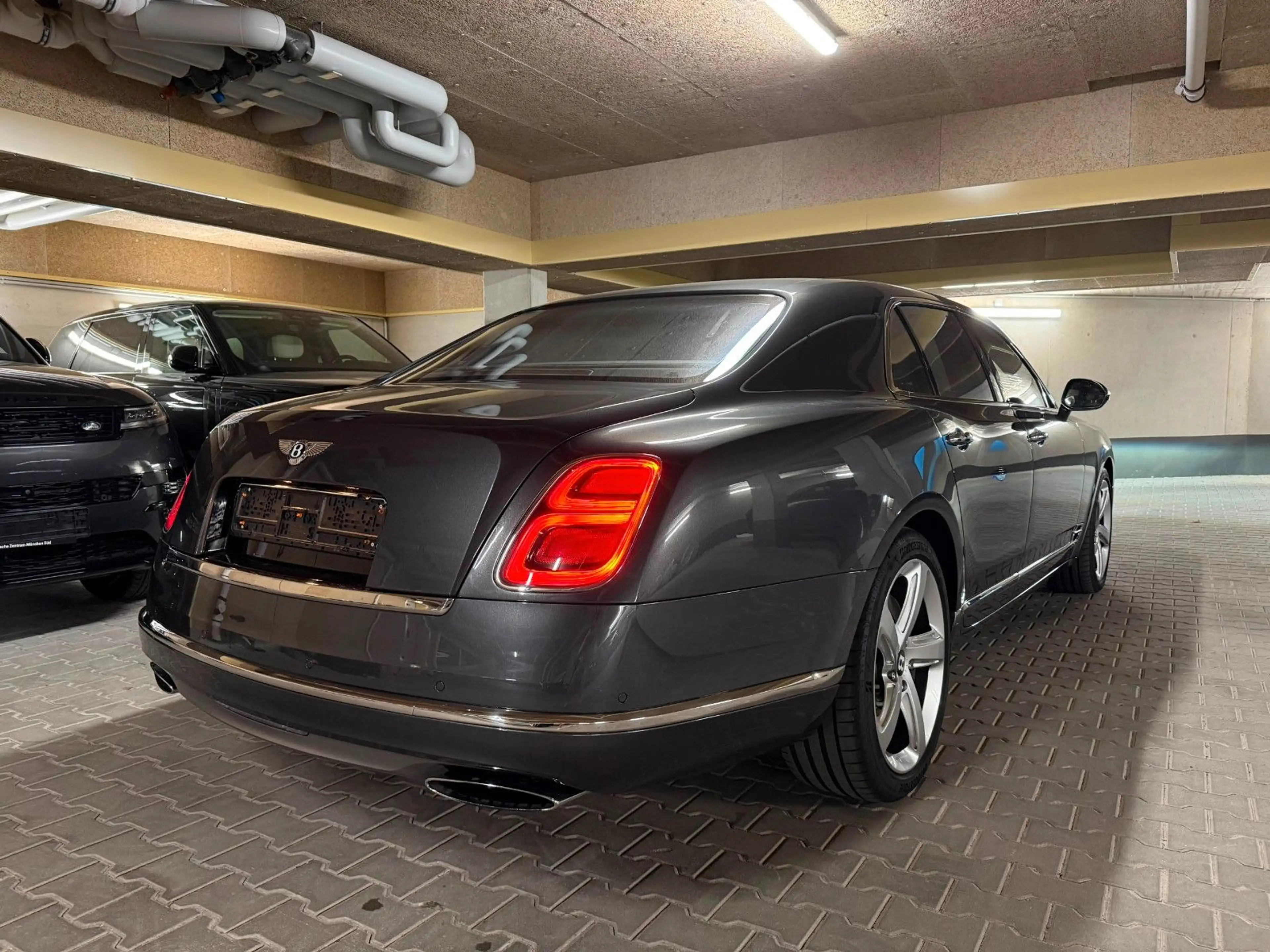 Bentley Mulsanne 6.8 Speed Pano Picnic Tables Umbrellas — photo 4
