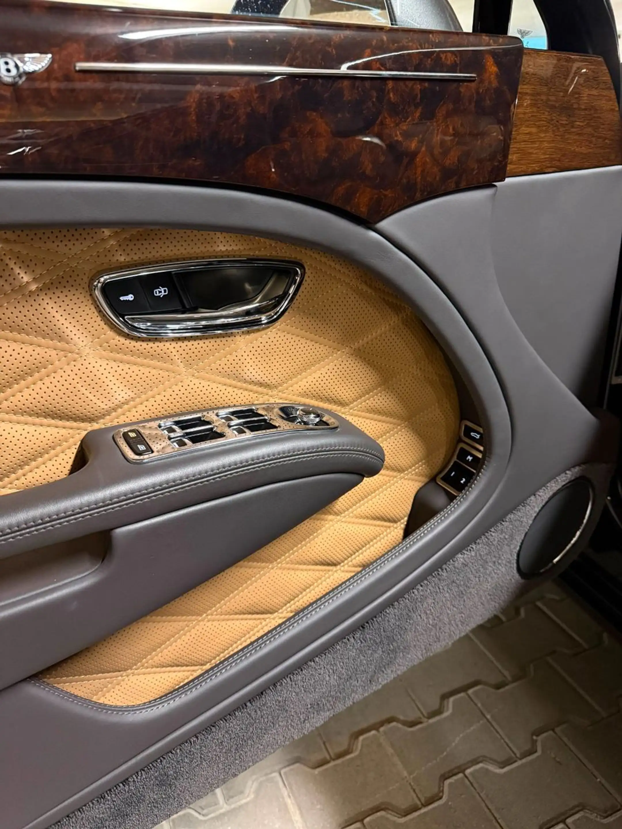 Bentley Mulsanne 6.8 Speed Pano Picnic Tables Umbrellas — photo 10