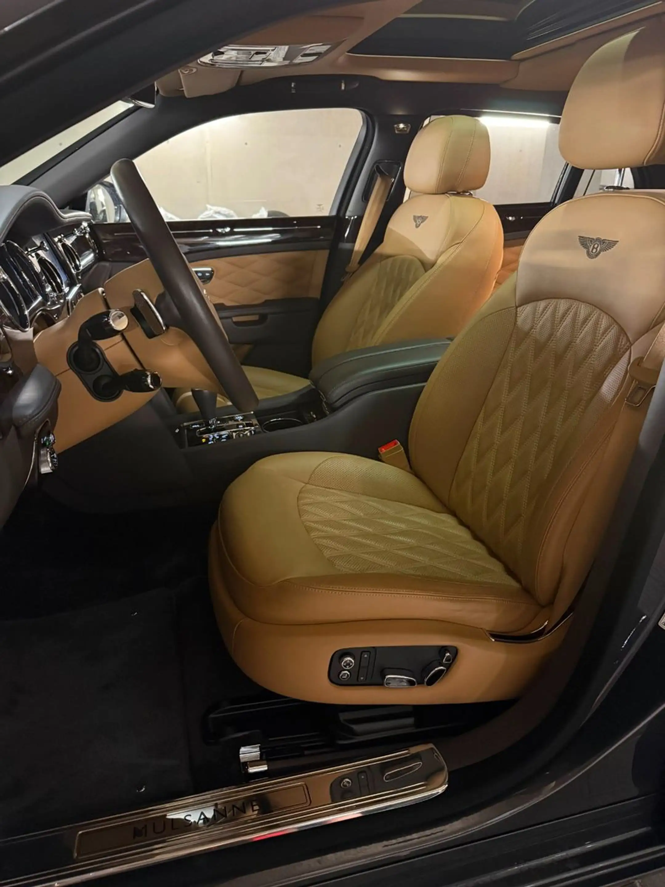 Bentley Mulsanne 6.8 Speed Pano Picnic Tables Umbrellas — photo 8