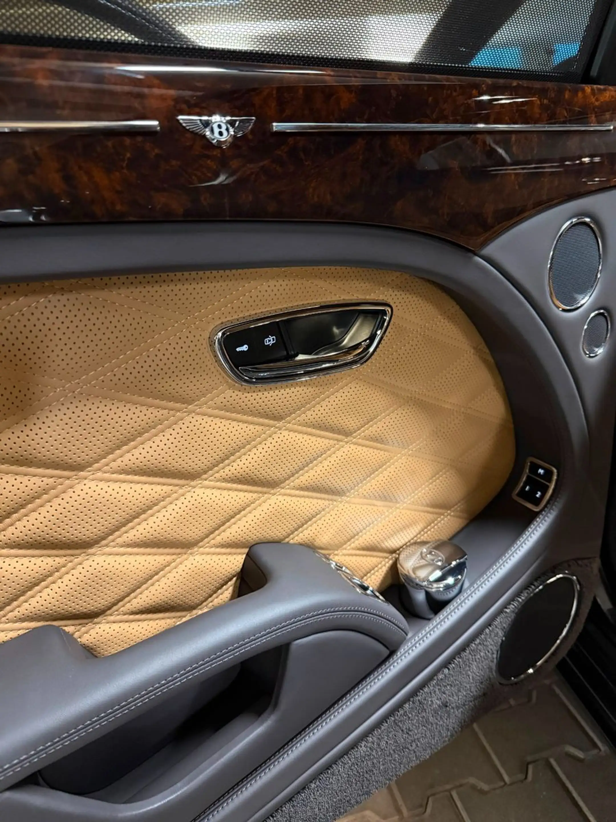 Bentley Mulsanne 6.8 Speed Pano Picnic Tables Umbrellas — photo 13