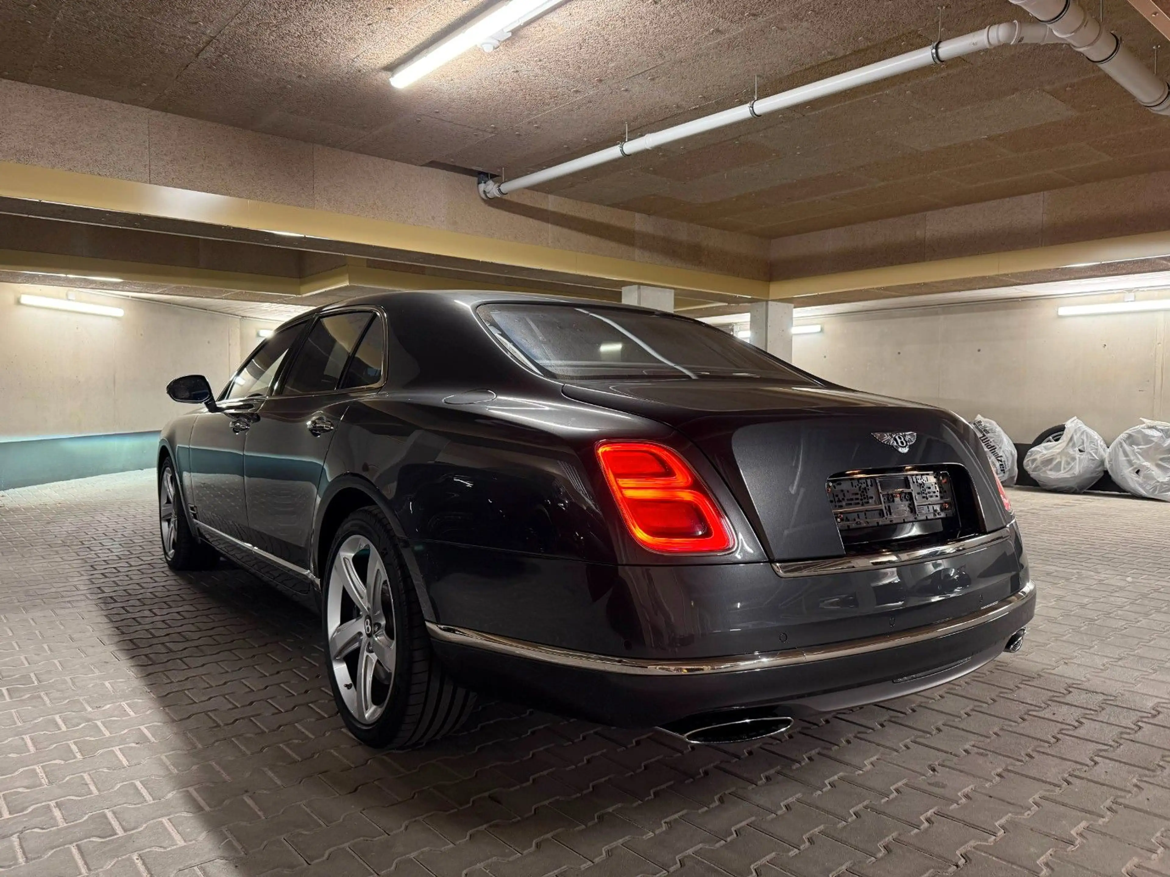 Bentley Mulsanne 6.8 Speed Pano Picnic Tables Umbrellas — photo 5