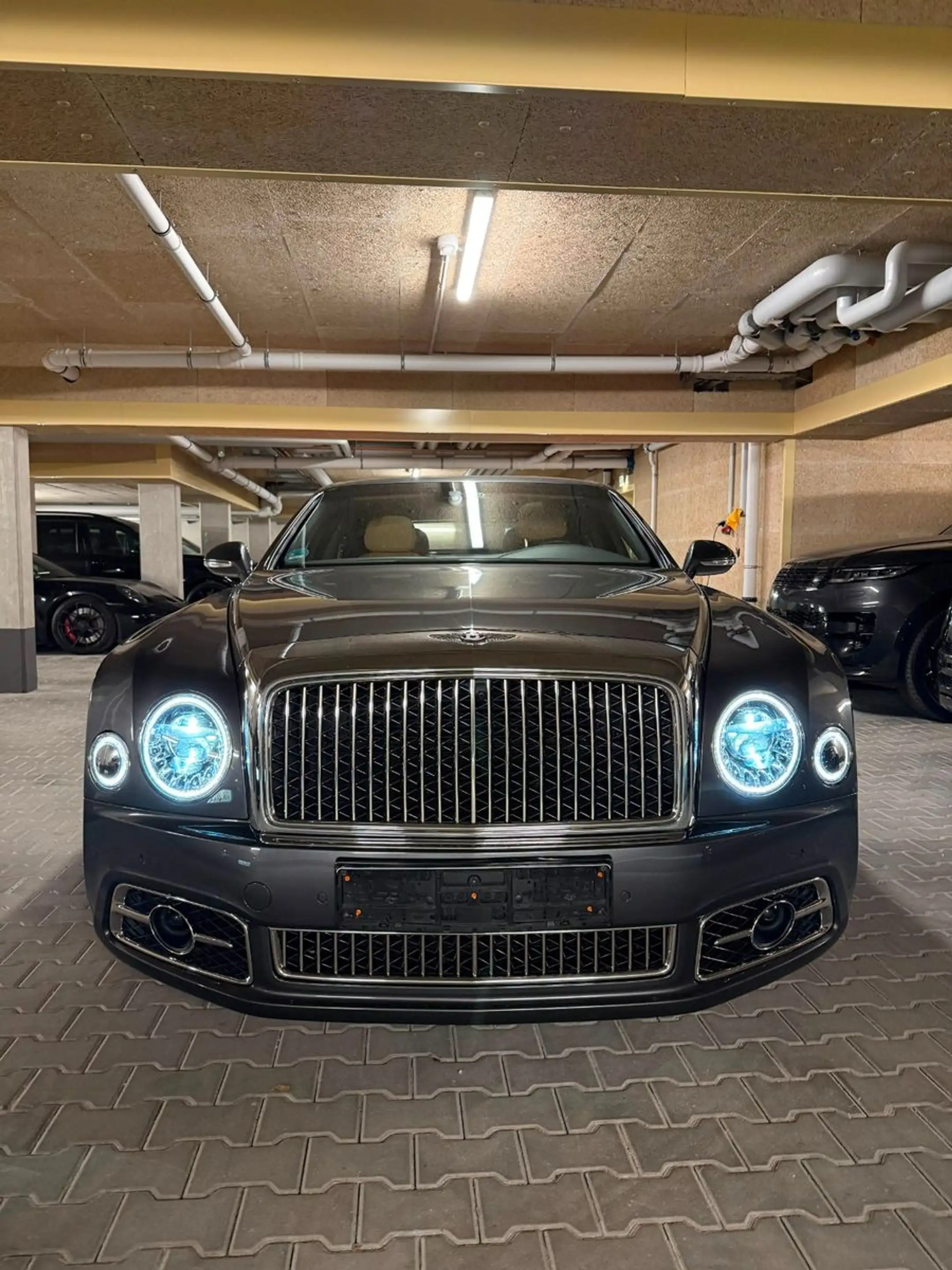 Bentley Mulsanne 6.8 Speed Pano Picnic Tables Umbrellas — photo 2