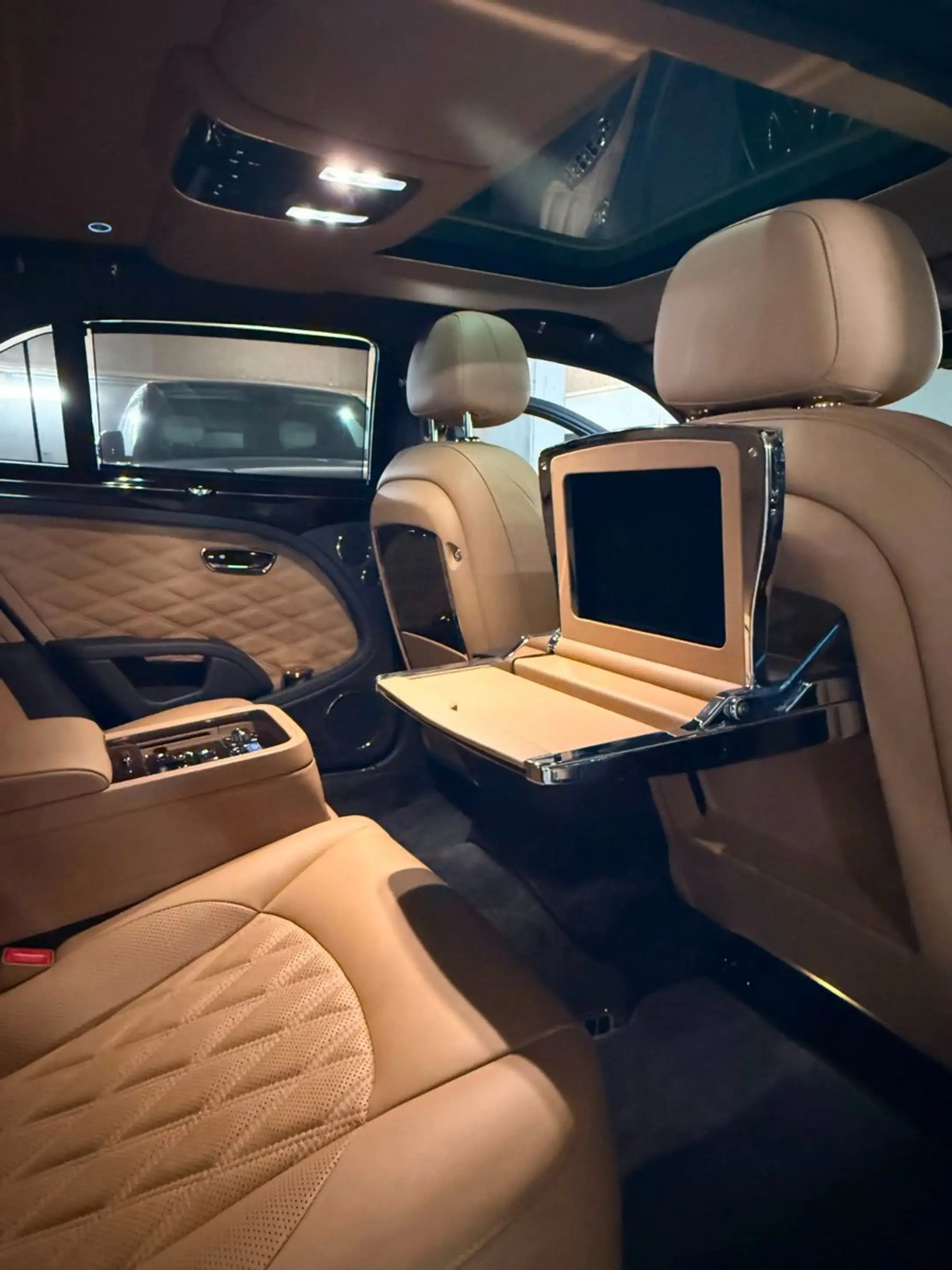 Bentley Mulsanne 6.8 Speed Pano Picnic Tables Umbrellas — photo 14