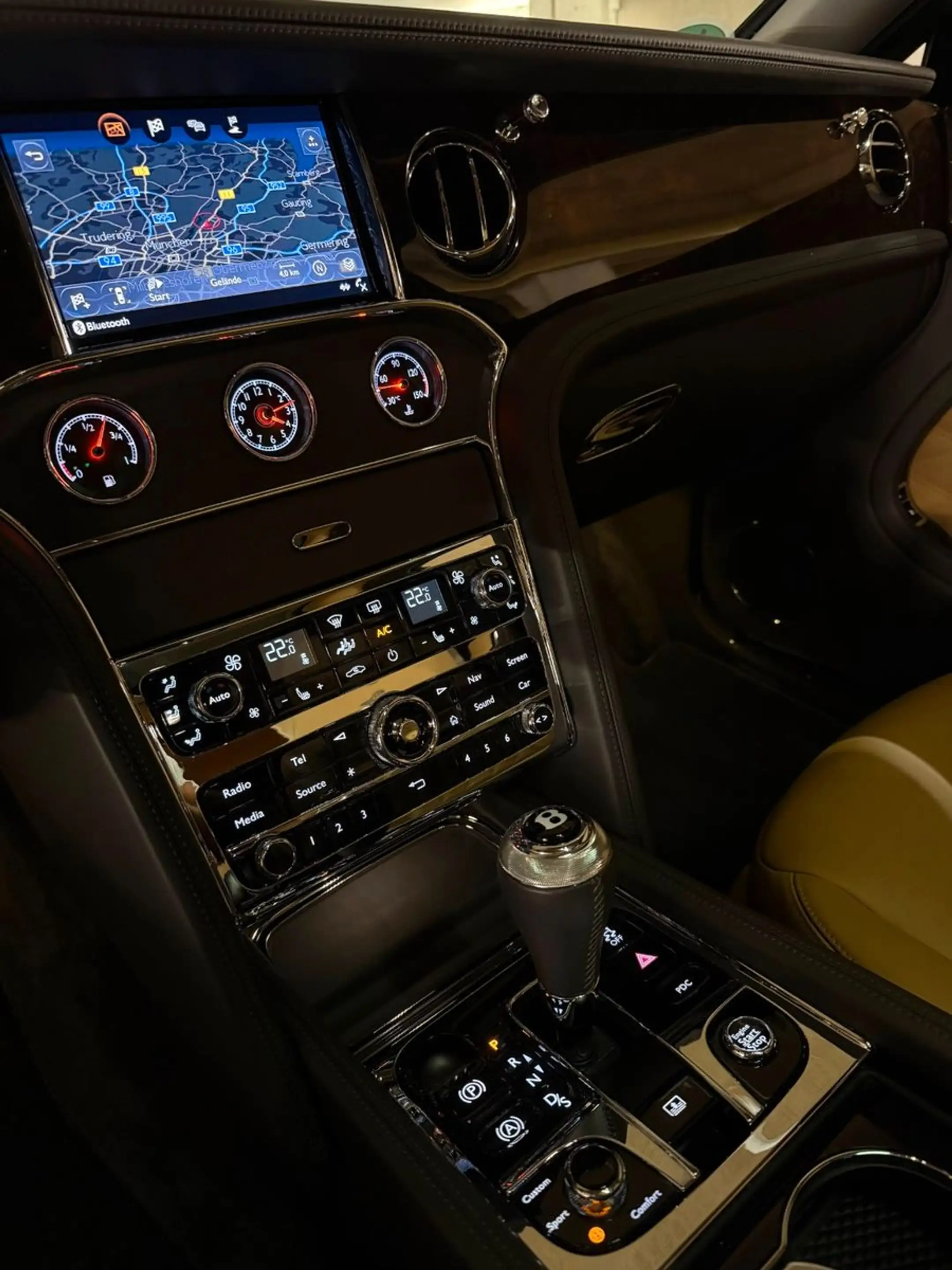 Bentley Mulsanne 6.8 Speed Pano Picnic Tables Umbrellas — photo 12