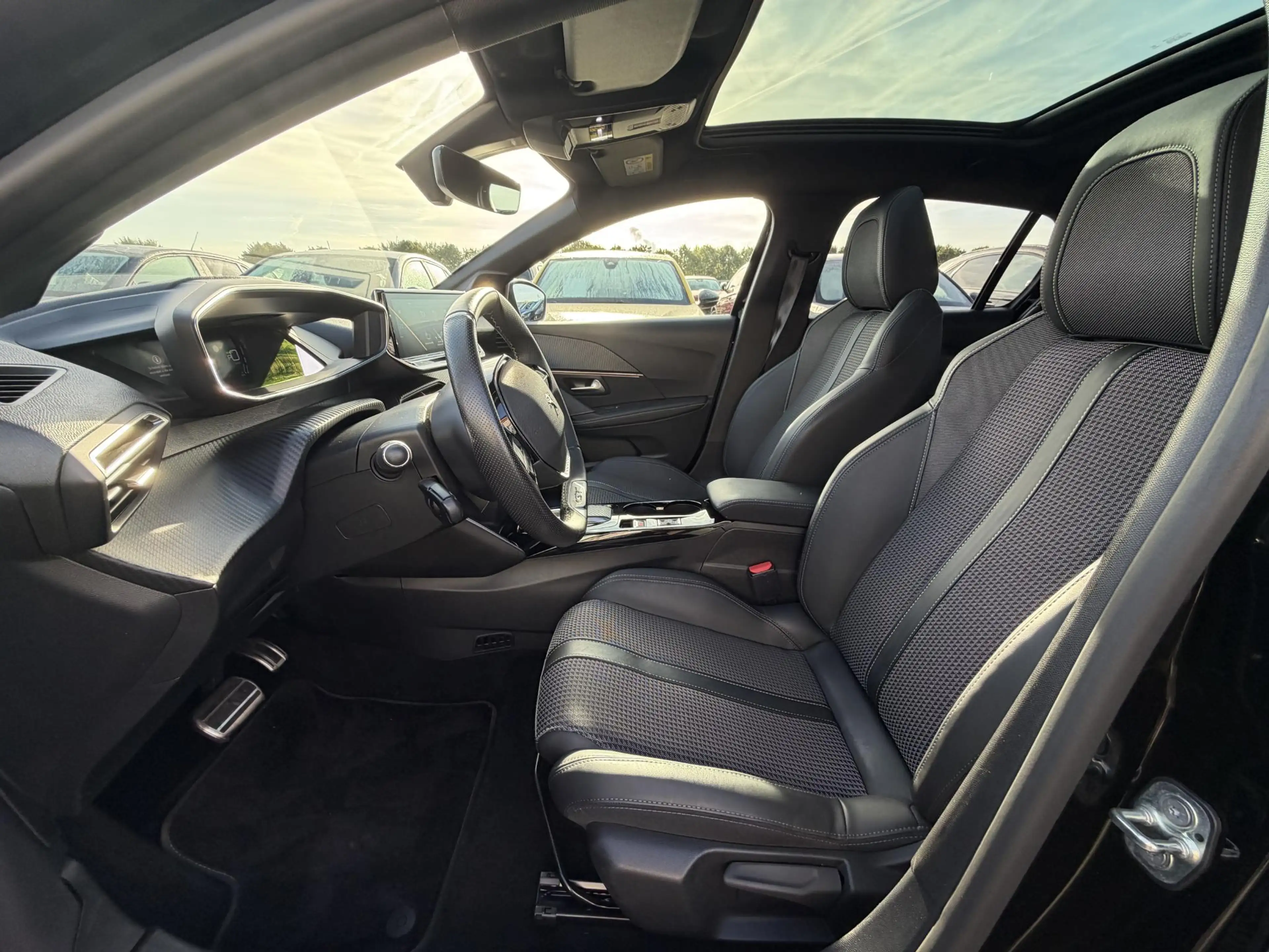 Peugeot e-208 EV GT 350 50 kWh Navigatie | Camera | Panorama Dak — photo 9