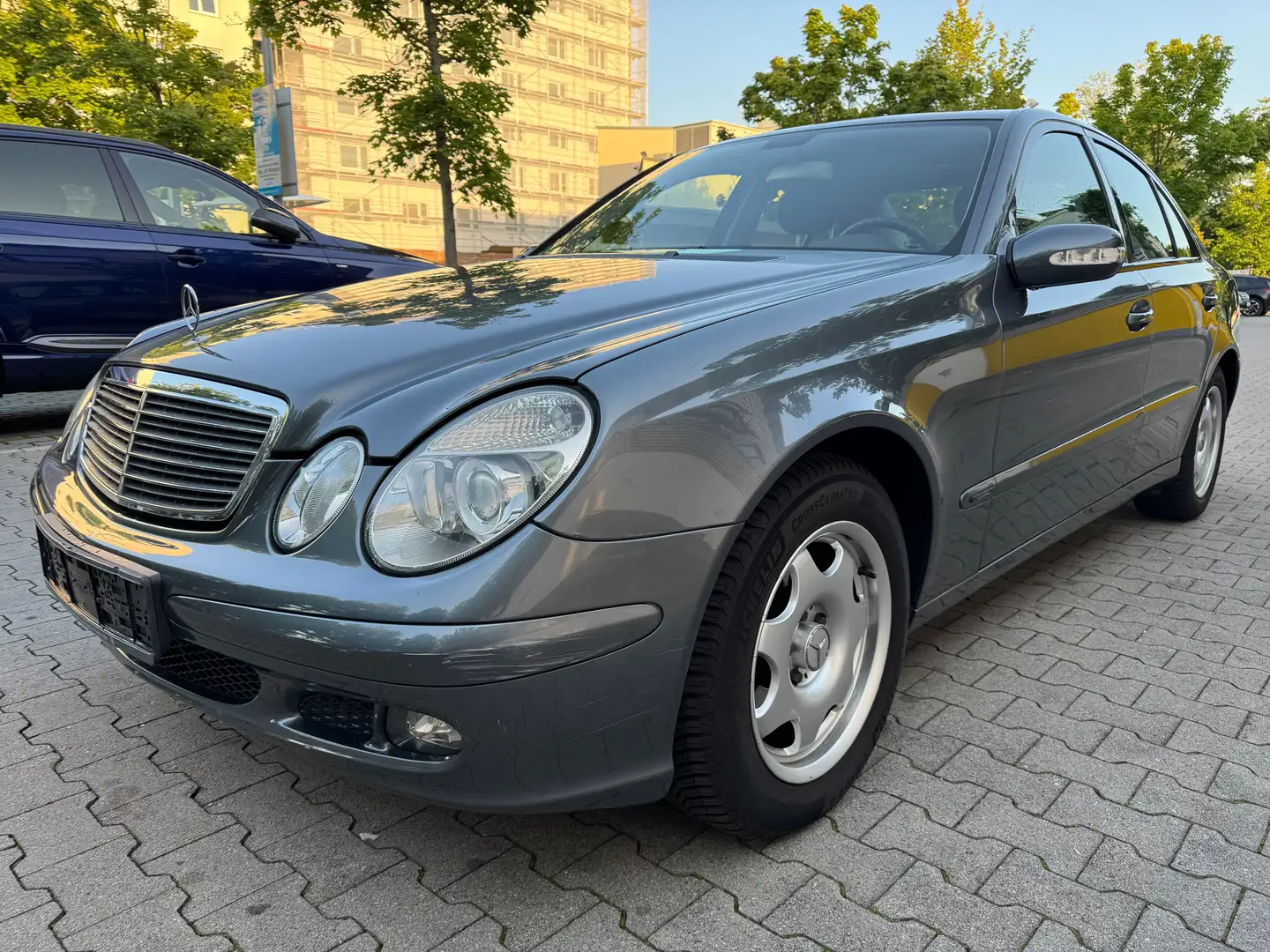 Mercedes-Benz E 200 Kompressor Classic, Automatik, sehr guter Zustand Grigio - 1