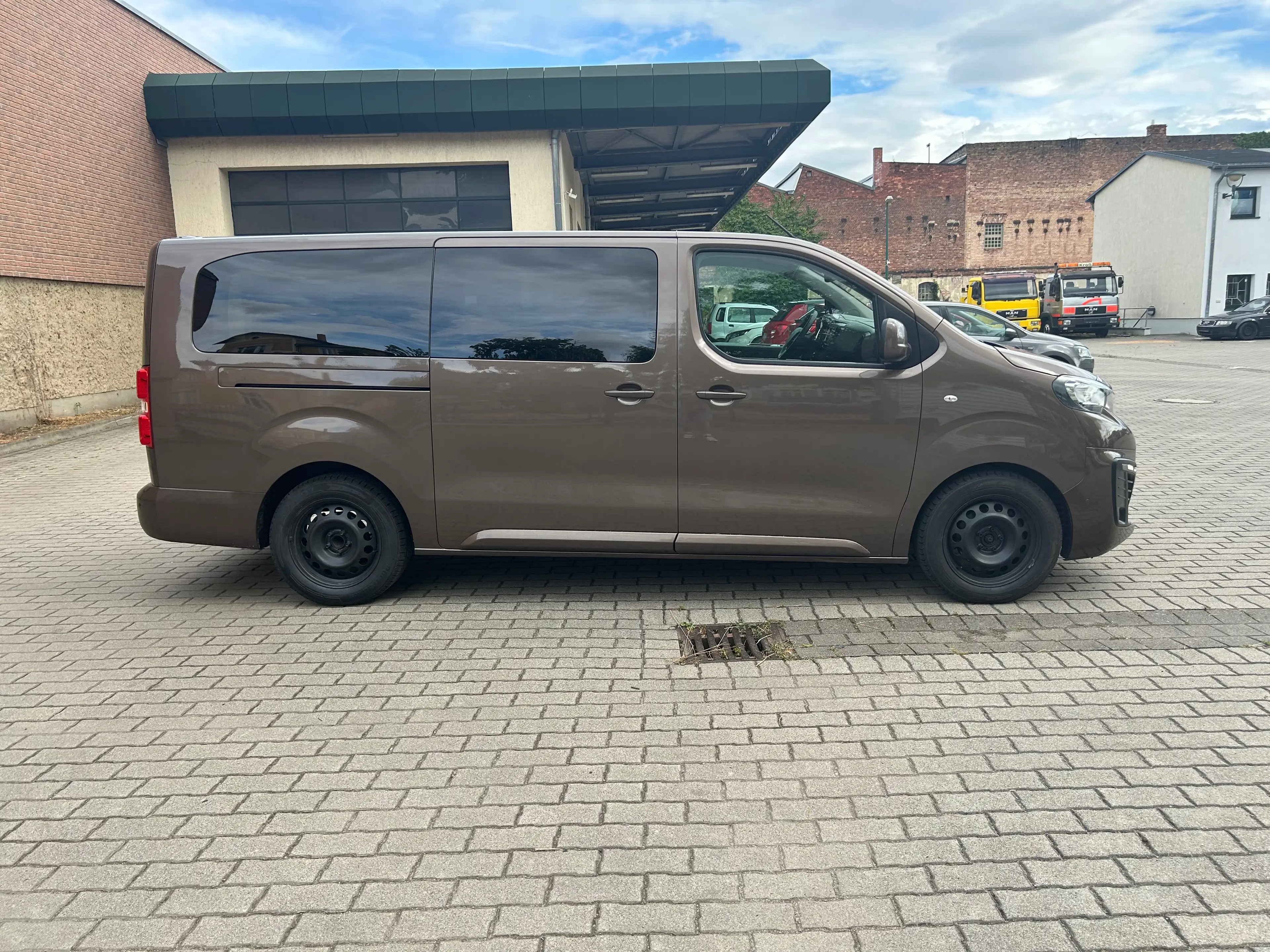 Peugeot Traveller Business L3 — photo 11