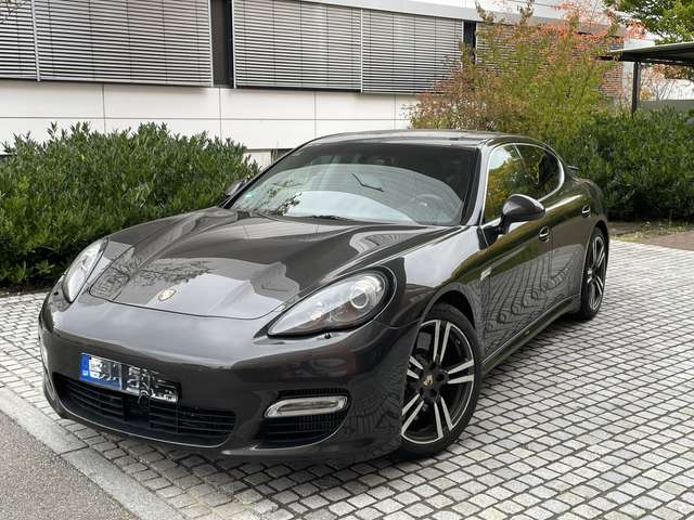 Imagine Porsche Panamera Turbo, dunkelbraun metallic, Vollausstattung