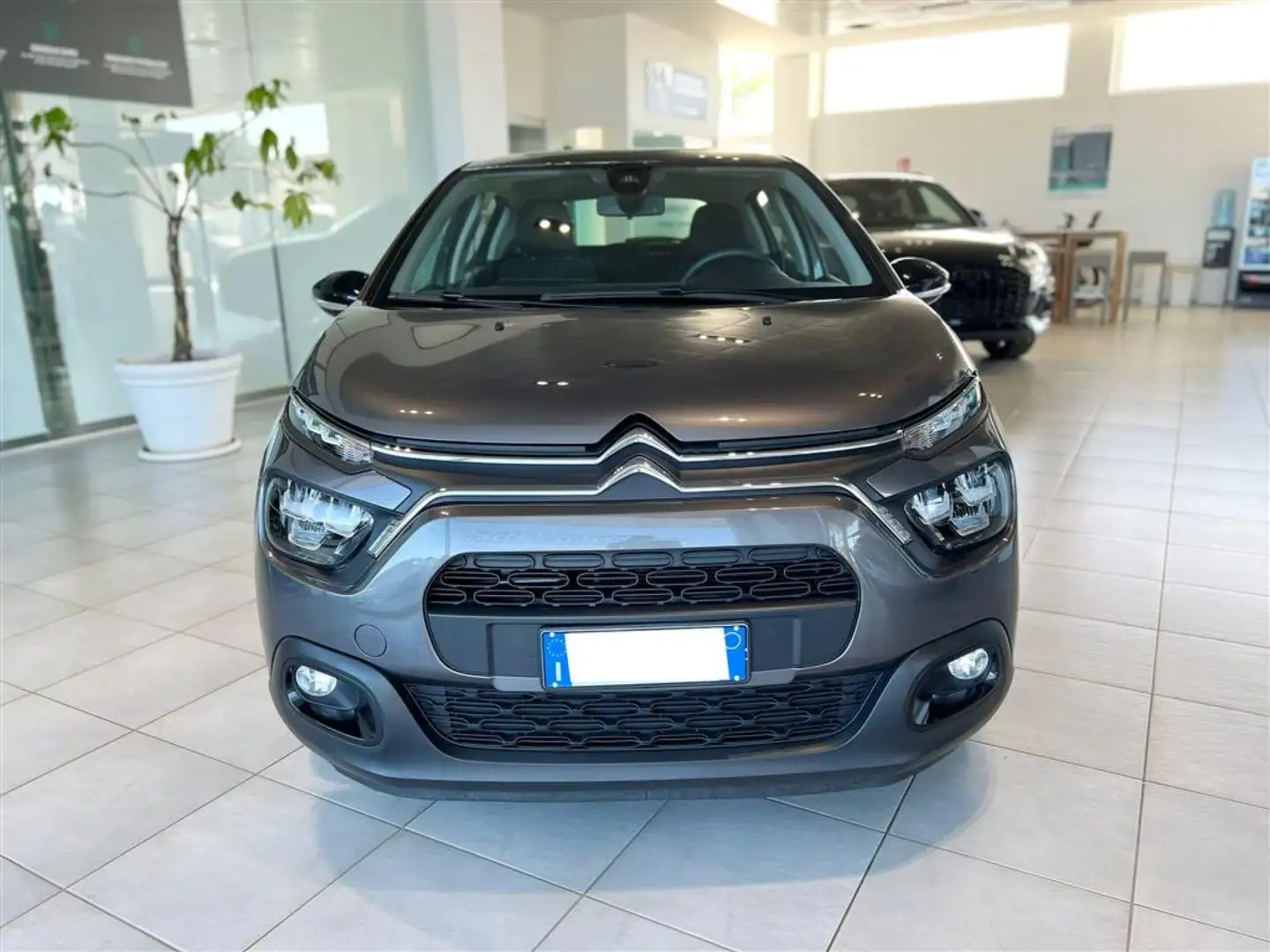 Citroen C3 1.2 PureTech Shine 81 cv 36 mei di garanzia Grigio - 2