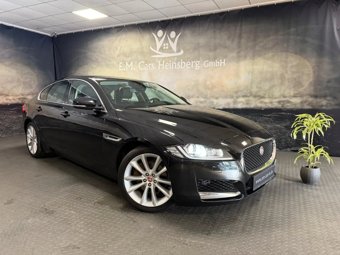 Jaguar XF 25t Portfolio AWD Pano Business Meridian 1.Hd Schwarz - 1