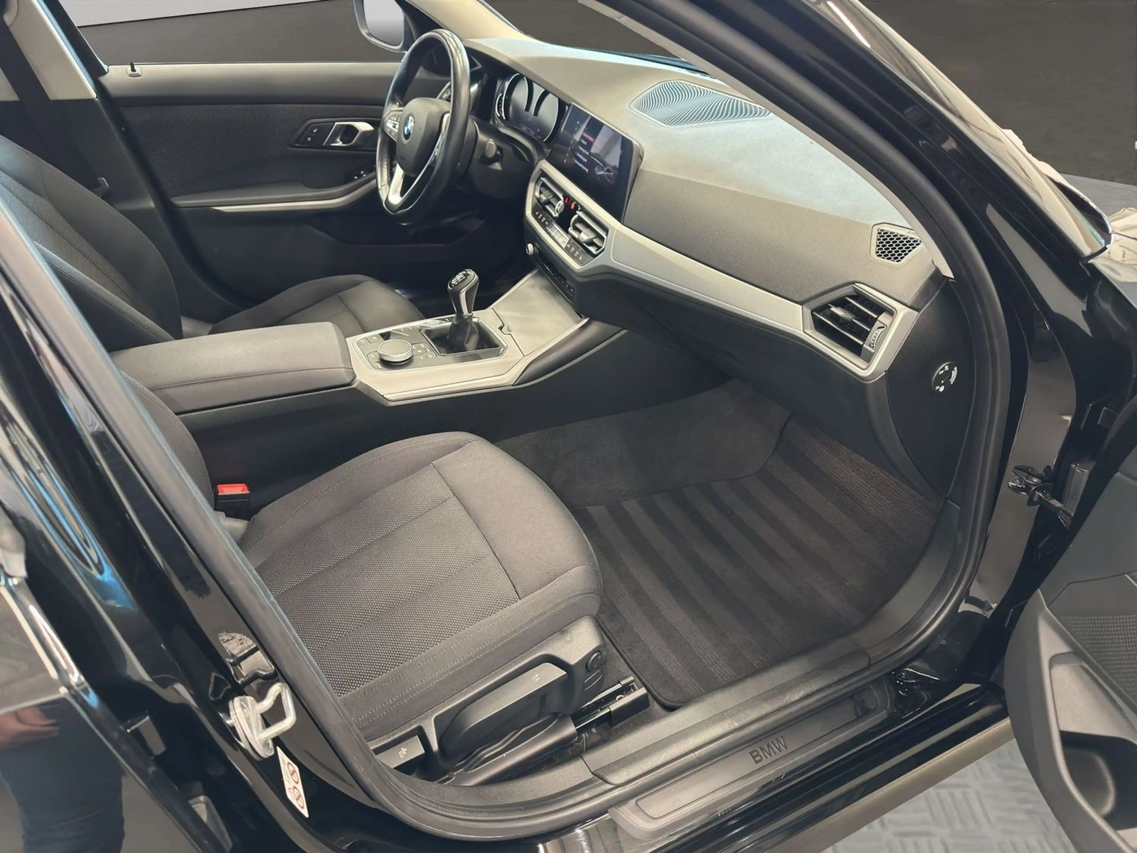 BMW 318 d Advantage Navi LED Kamera — photo 11