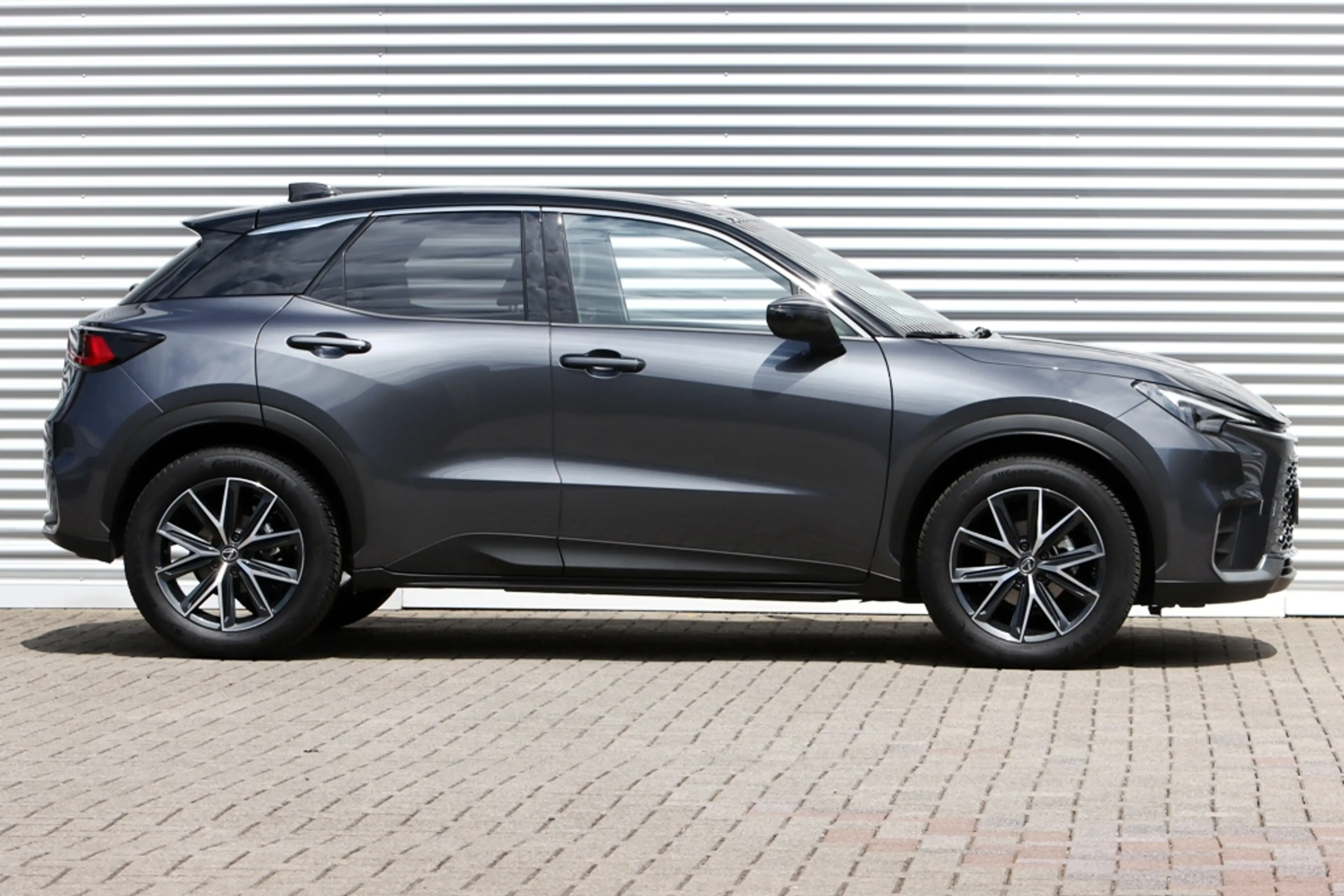 Lexus LBX Cool 2WD Two-Tone 7.581 Km! — photo 3