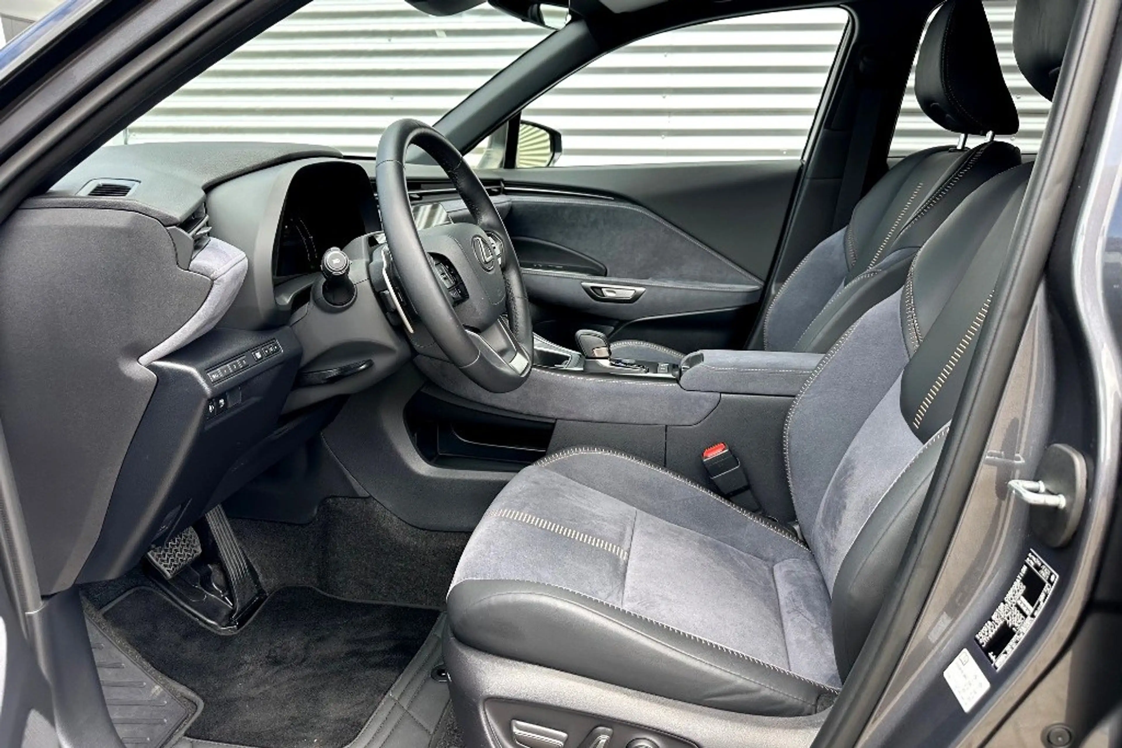 Lexus LBX Cool 2WD Two-Tone 7.581 Km! — photo 5