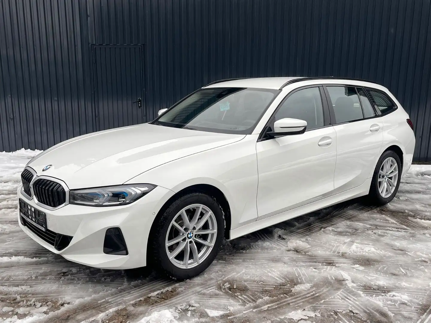 BMW 318 i Aut Touring Facelift/ AHK/HeadUp/360°Kamera Weiß - 2