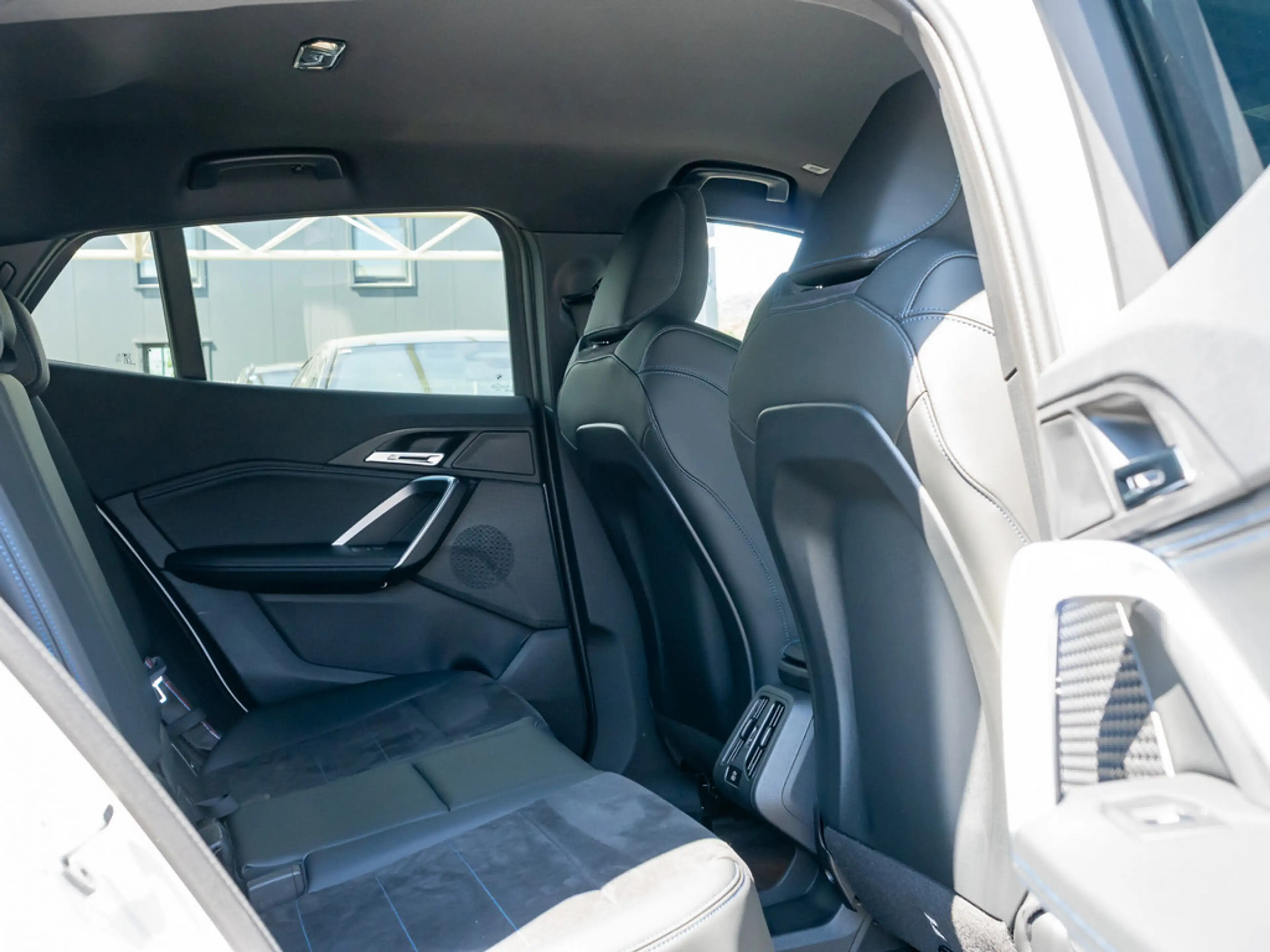 BMW iX2 eDrive20 M-Sport Pro LED AHK NAVI KAMERA — photo 7