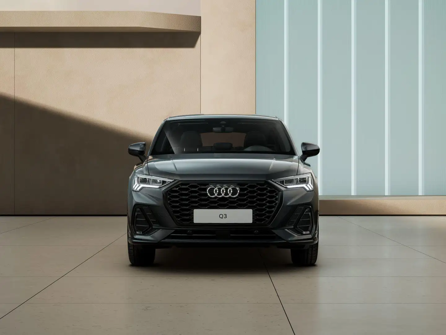 Audi Q3 S edition Competition 35 TFSI 110 kW / 150 PK Hatc Grijs - 2