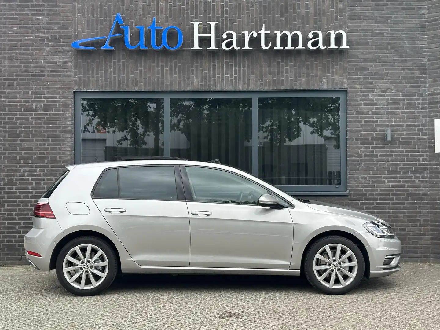 Volkswagen Golf 1.5 TSI Highline PANO | Virtual Cockpit | Camera | Grijs - 2