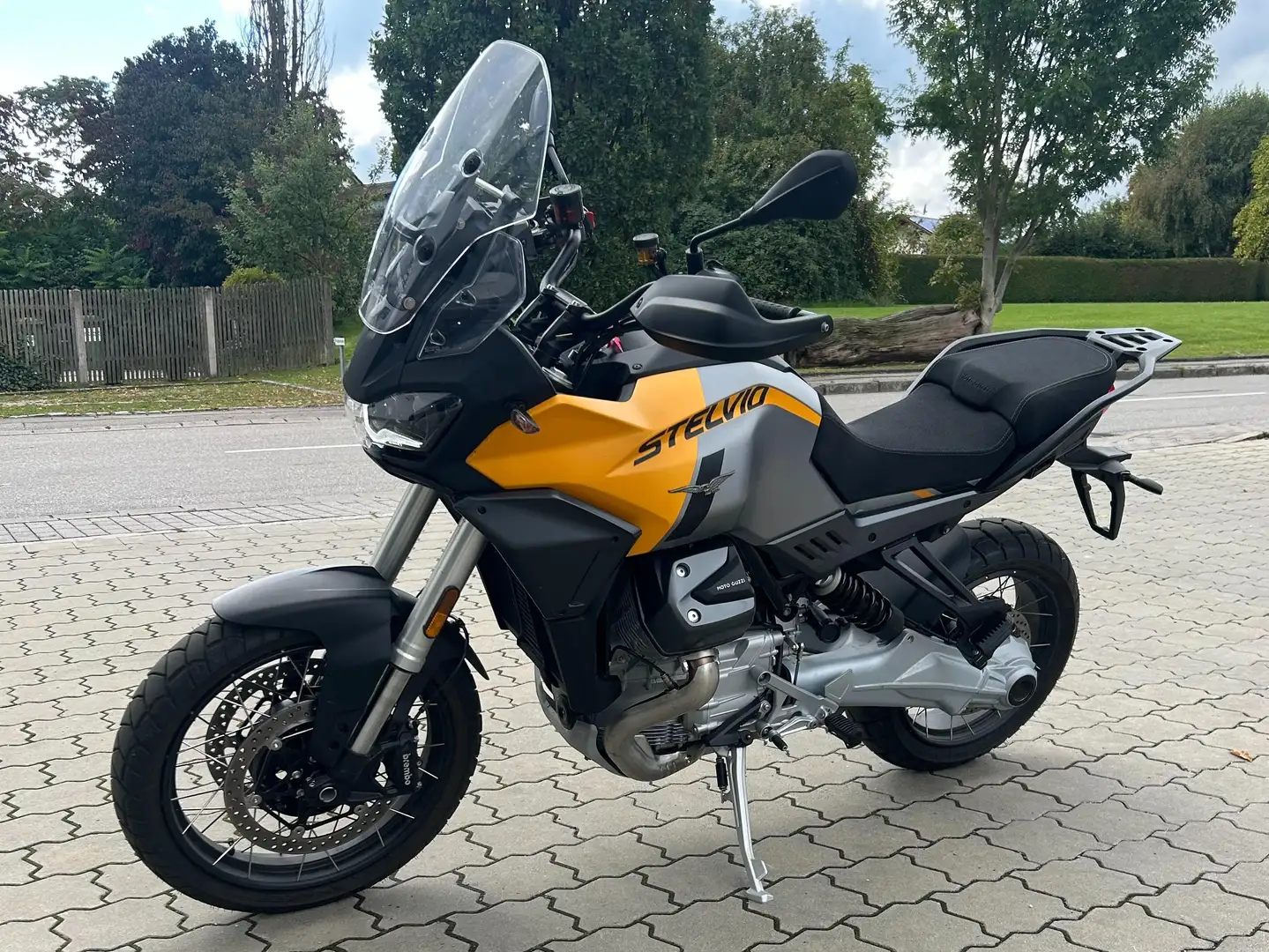 Moto Guzzi Stelvio Silber - 1