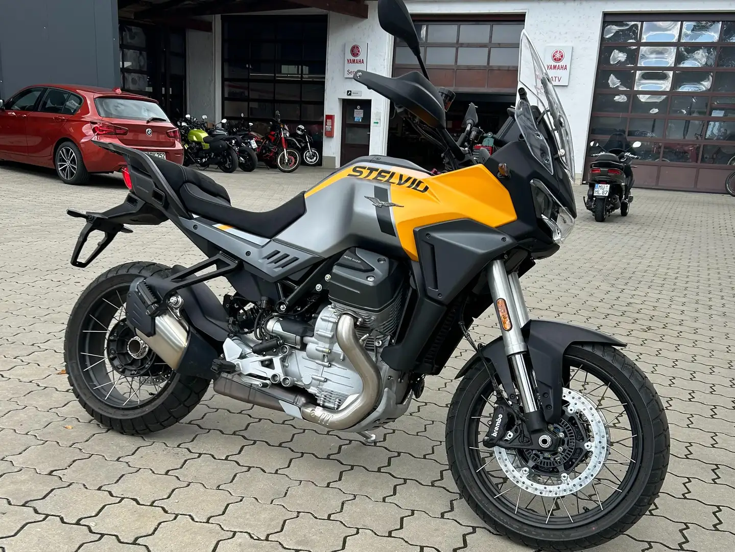 Moto Guzzi Stelvio Silber - 2